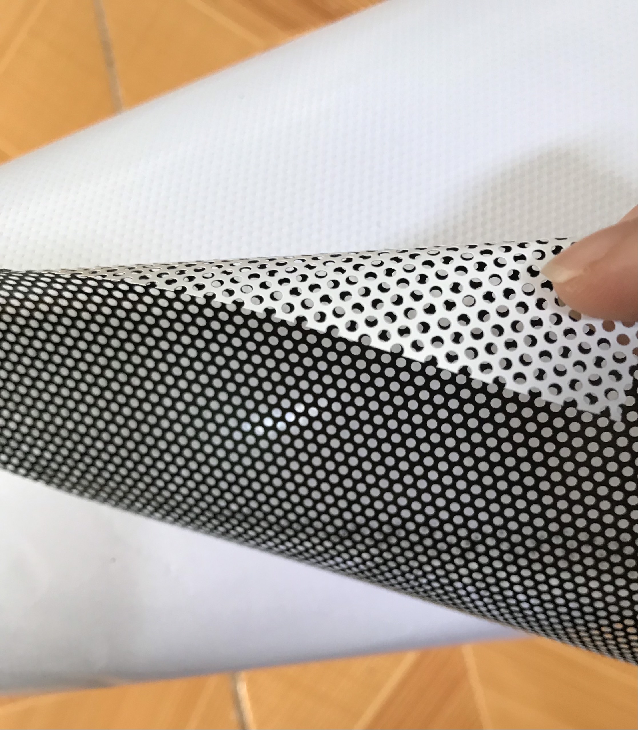 Decal lưới dán kính che nắng và che bớt tầm nhìn bên ngoài