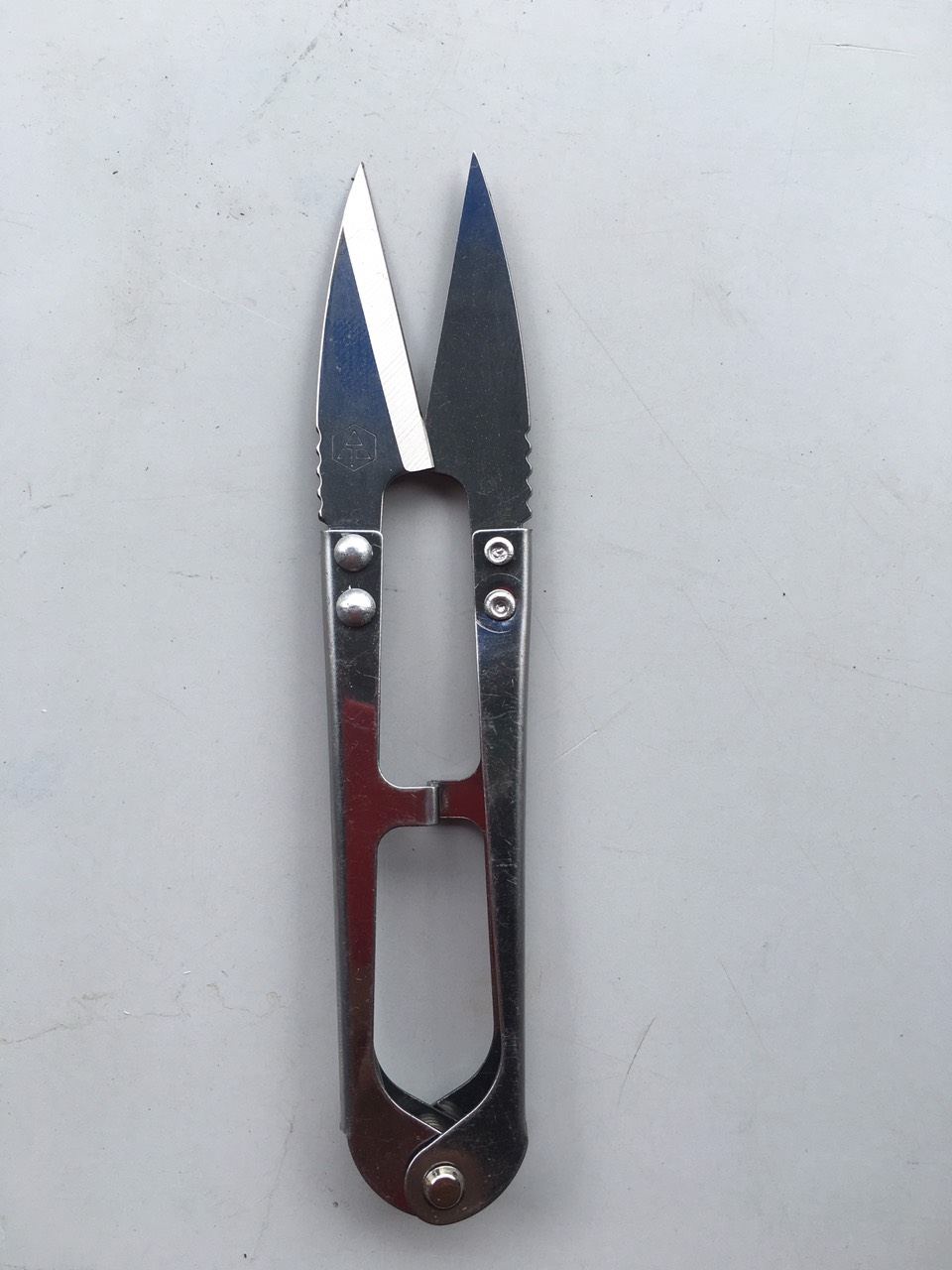 1 Kéo bấm chỉ Inox sử dụng inox 304 giúp kéo bền bỉ hơn