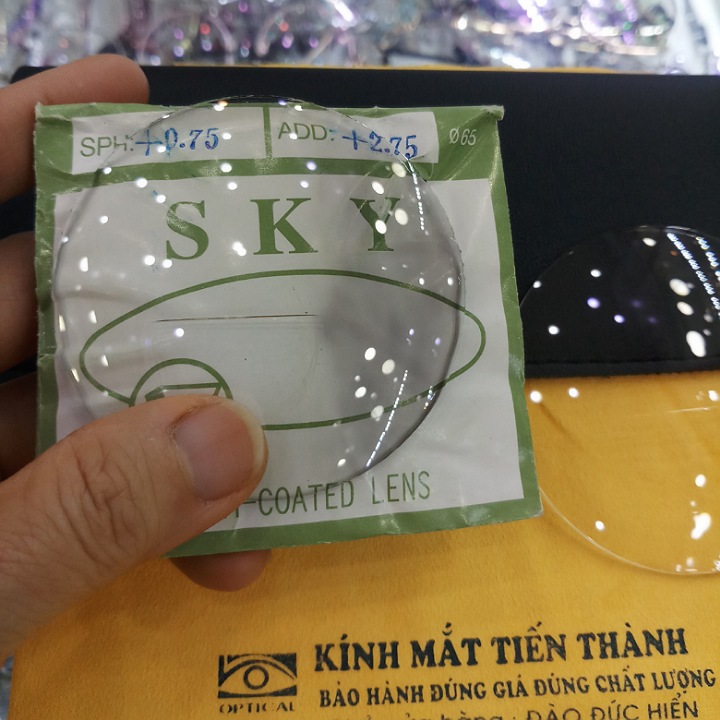 Tròng mắt hai tròng đổi màu thủy tinh - kính mắt tiến thành