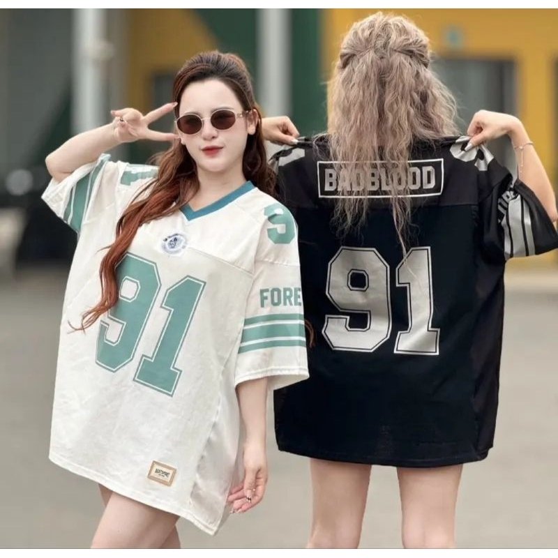 Áo thun nữ in số 91 cổ tim trắng form rộng phong chất liệu cotton