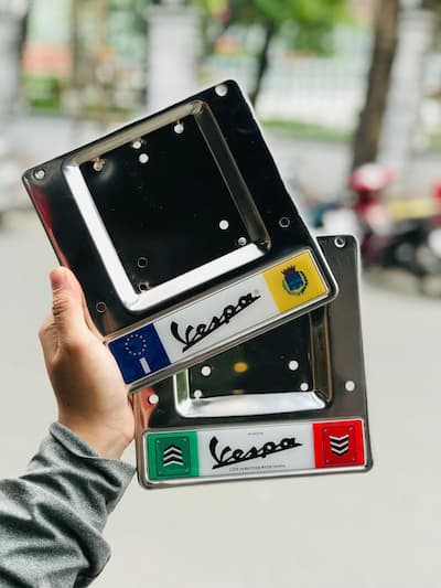 Đế biển số vespa