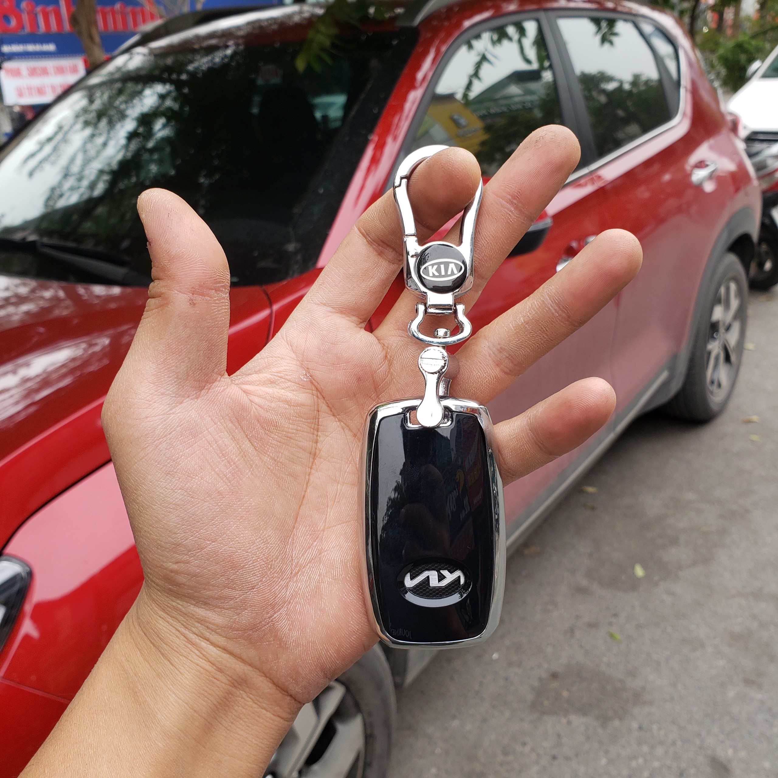 Ốp, bọc bảo vệ chìa khóa cho xe Kia Sonet, Kia Seltos silicon tráng gương kèm móc đeo INOX