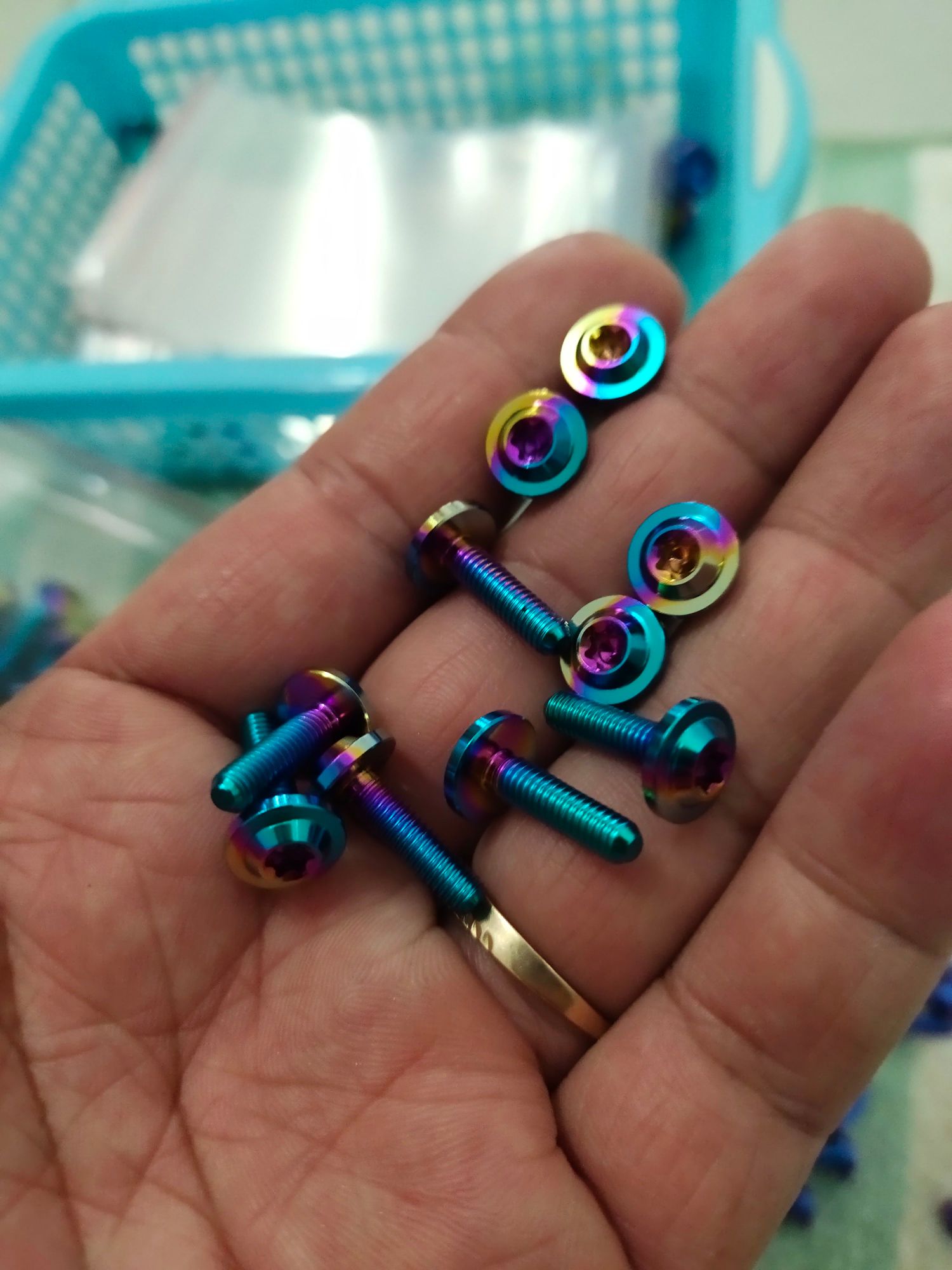 ốc 4li15 ren nhiễn titan 3 màu như hình