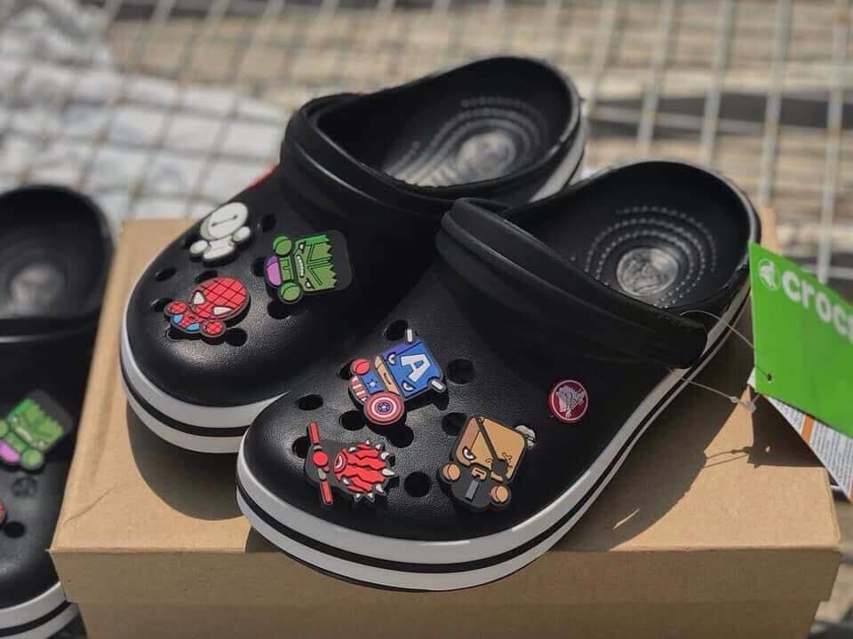 Dép Crocs nam đế bằng + tặng kèm 12 Sticker
