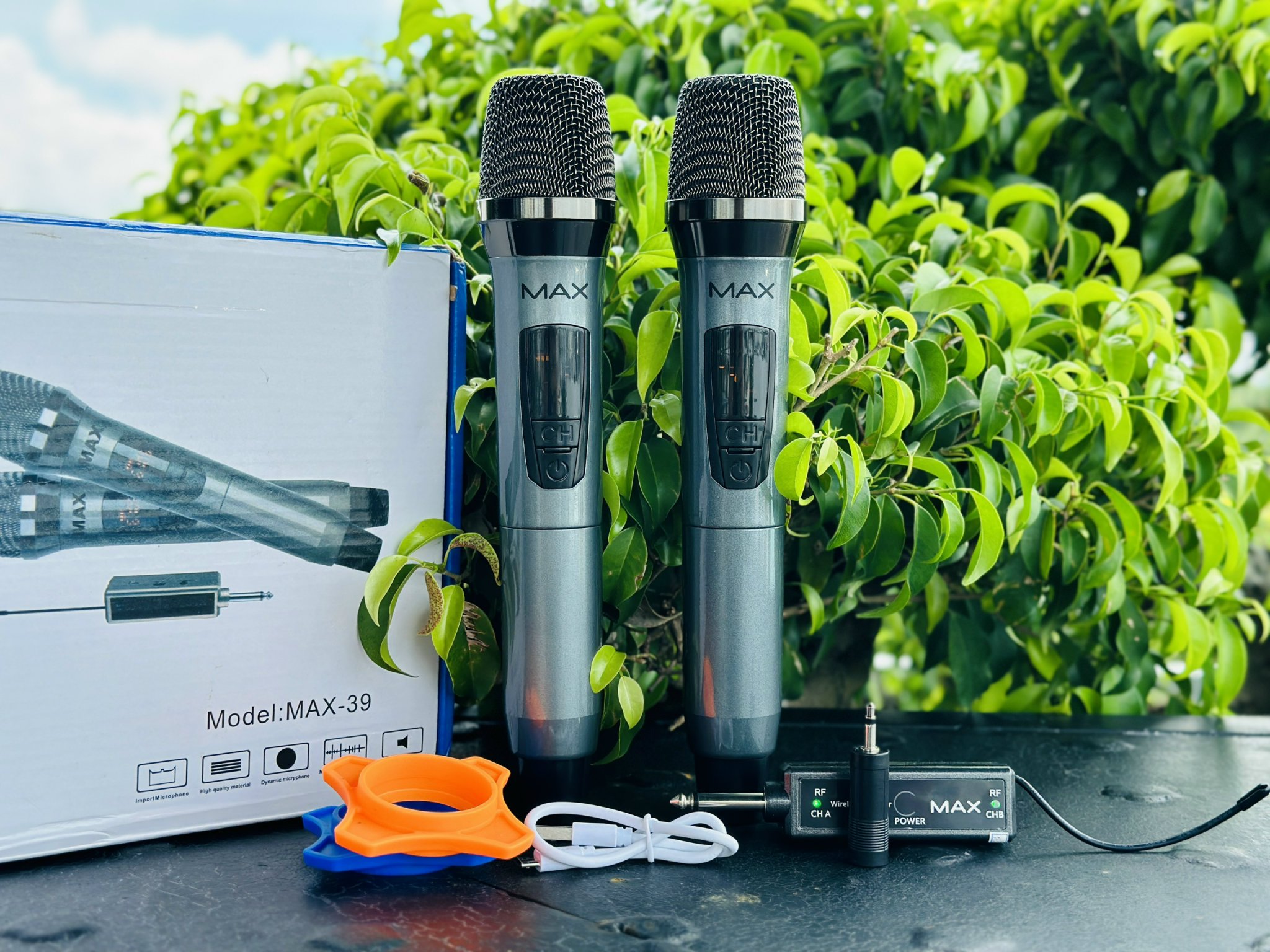 [ Xả Kho ] Combo Trọn Bộ 2 Micro Không Dây Đa Năng Cao Cấp MAX 39 UHF 2 MIC , Siêu Hút Âm Siêu Chống Hú Màn Hình LED | Dàn Hát Karaoke Gia Đình Max 39 Tay Cầm Hợp Kim Loại Chắc Chắn Tặng Kèm Pin Âm Thanh Chắc Khỏe, Dễ Sử Dụng