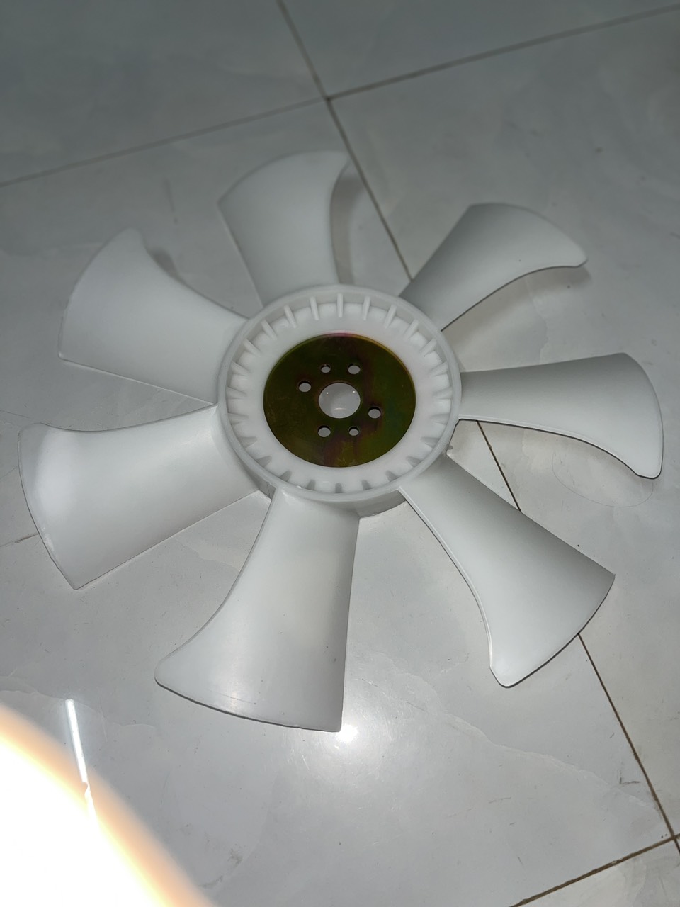 Cánh quạt lỗ trong 2.8cm chân 4 ốc 5.3cm dài phủ bì cánh 42cm trên ô tô
