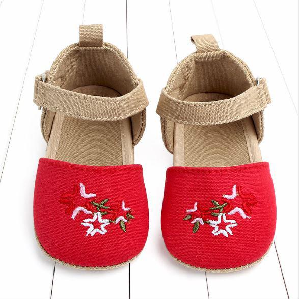 Giày tập đi thêu hoa đỏ cho bé gái diện Noel và tết