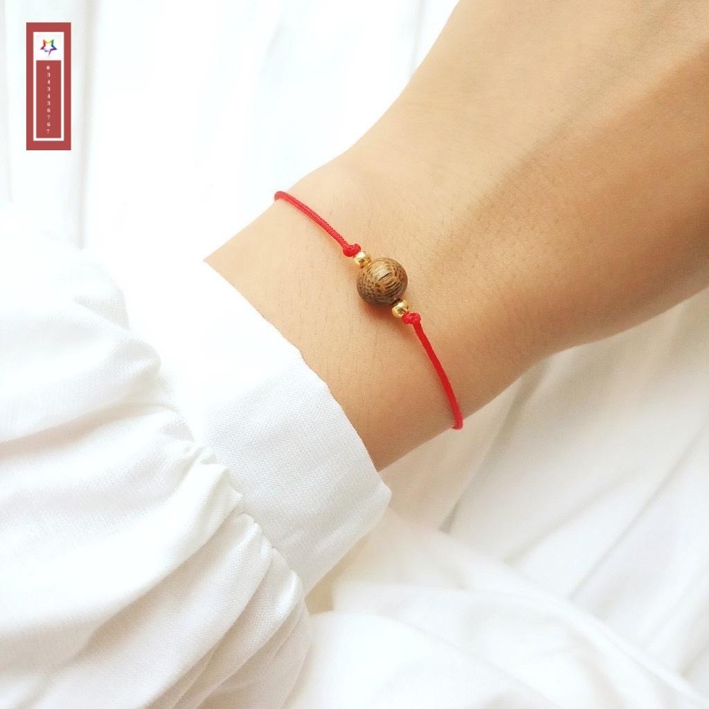 Vòng tay sợi chỉ đỏ hạt trầm hương tự nhiên cỡ hạt 8mm, nữ đeo tay đẹp; mang lại bình an, may măn, gieo duyên, phong thủy cho người đeo [ẢNH THỰC]