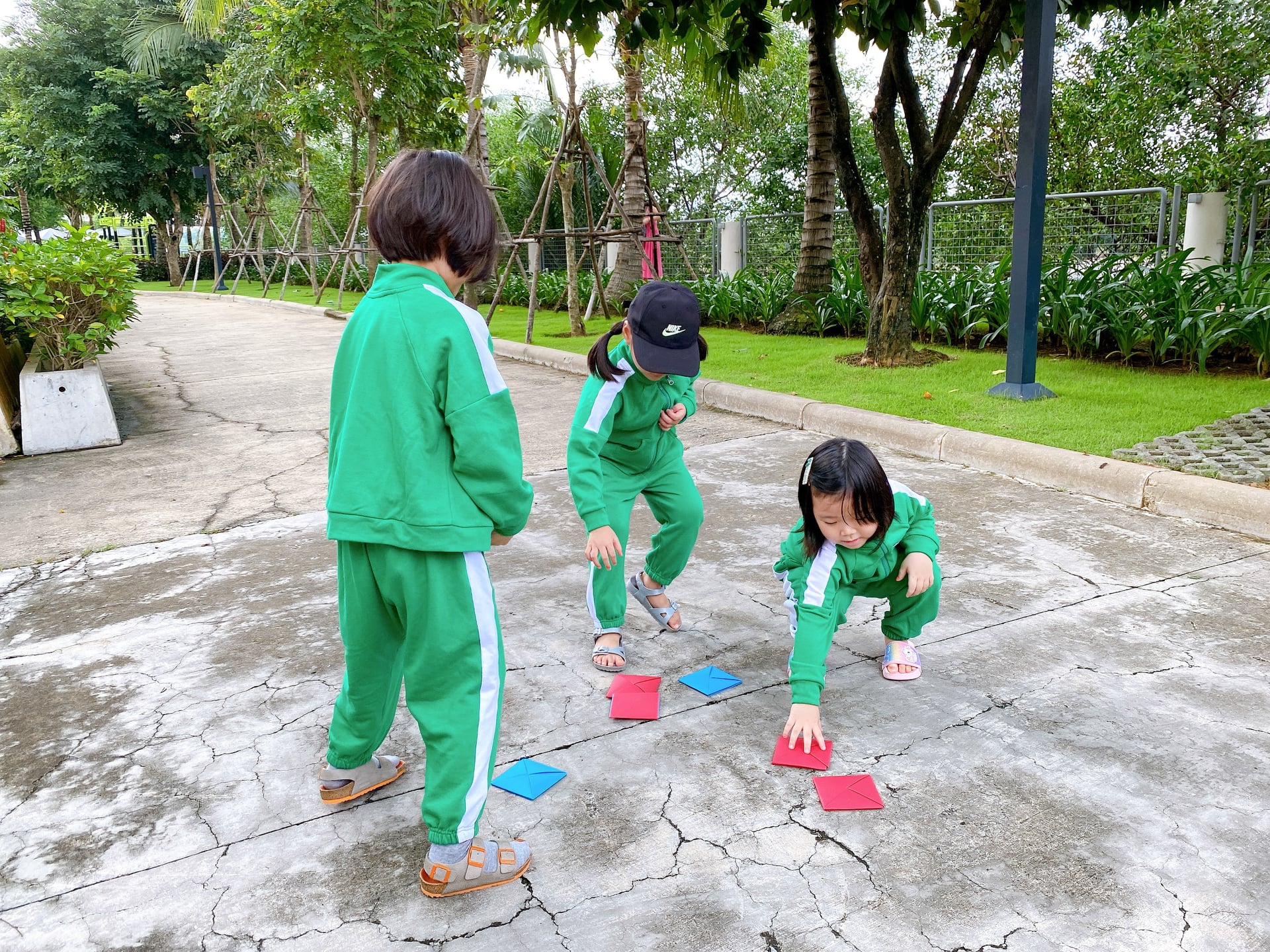 Trang phục hóa trang E.studio set thể thao Squid Game 456 phiên bản nhí cho bé trai và bé gái