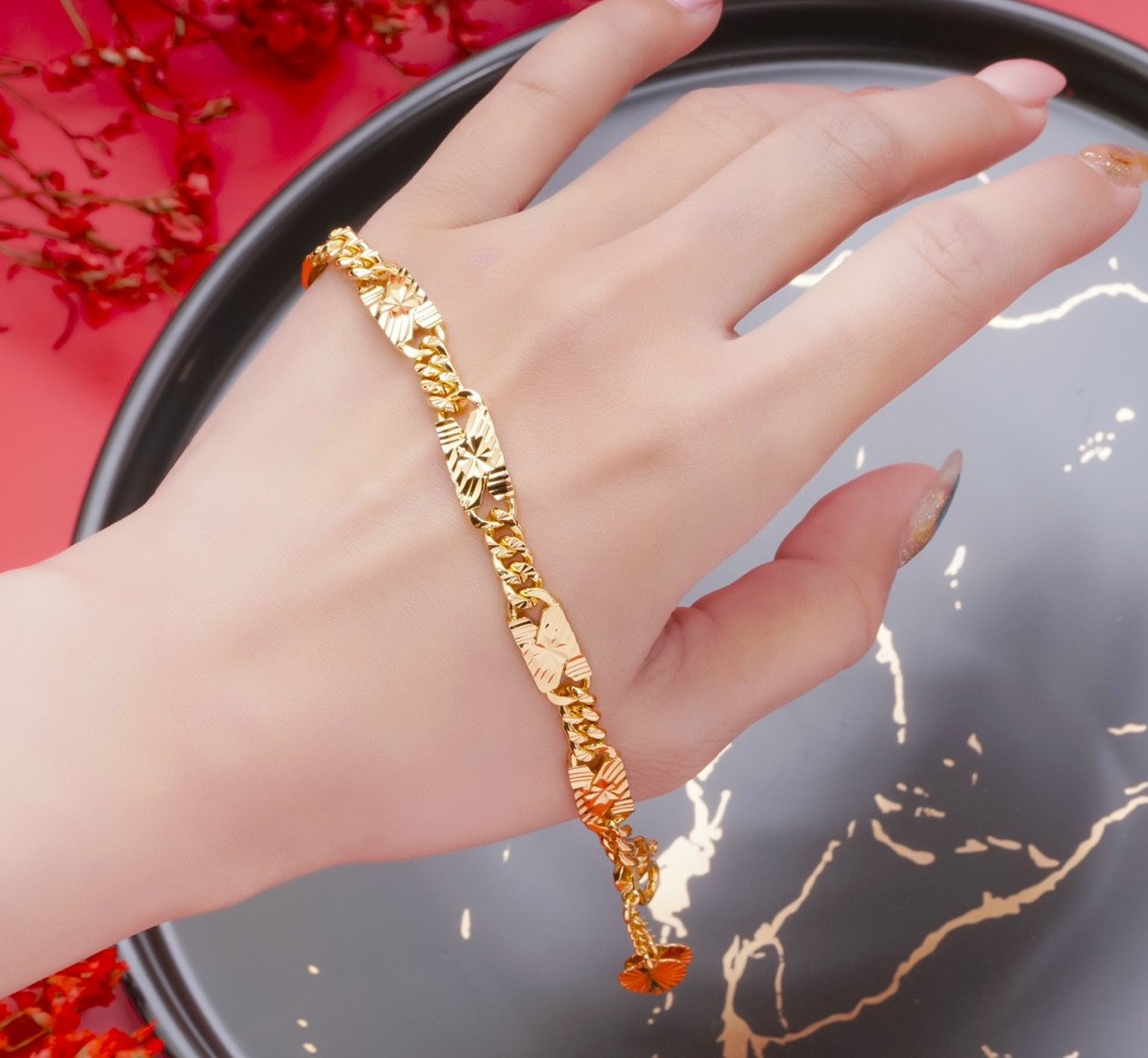 Với chất liệu vàng 18k cao cấp và kiểu dáng sang trọng, chiếc vòng tay nữ này sẽ giúp tôn lên vẻ đẹp quyến rũ của bạn. Chỉ cần khoe sắc cùng một bộ trang phục đơn giản, bạn đã trở thành tâm điểm của mọi sự chú ý.