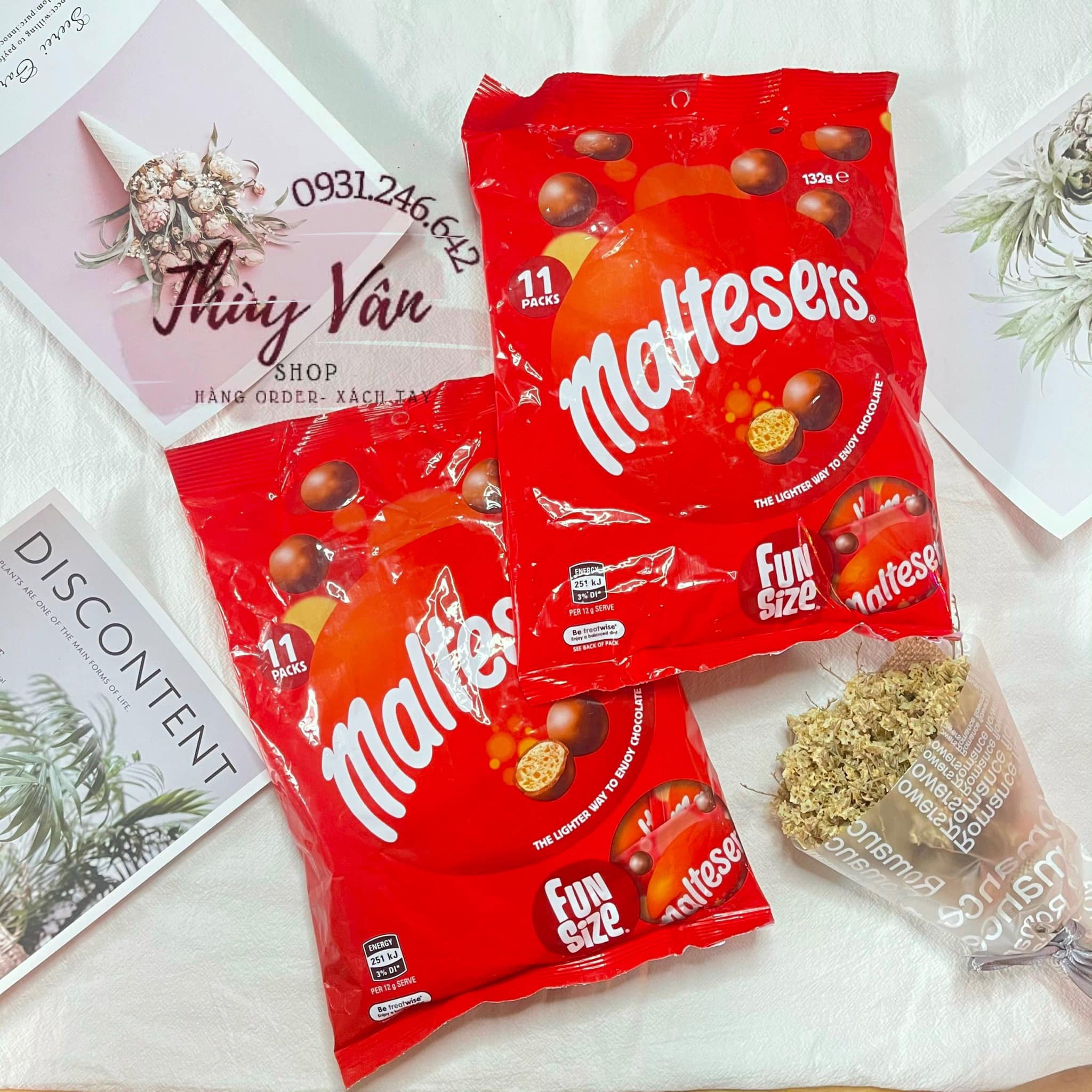 Bánh phủ socola viên maltesers úc