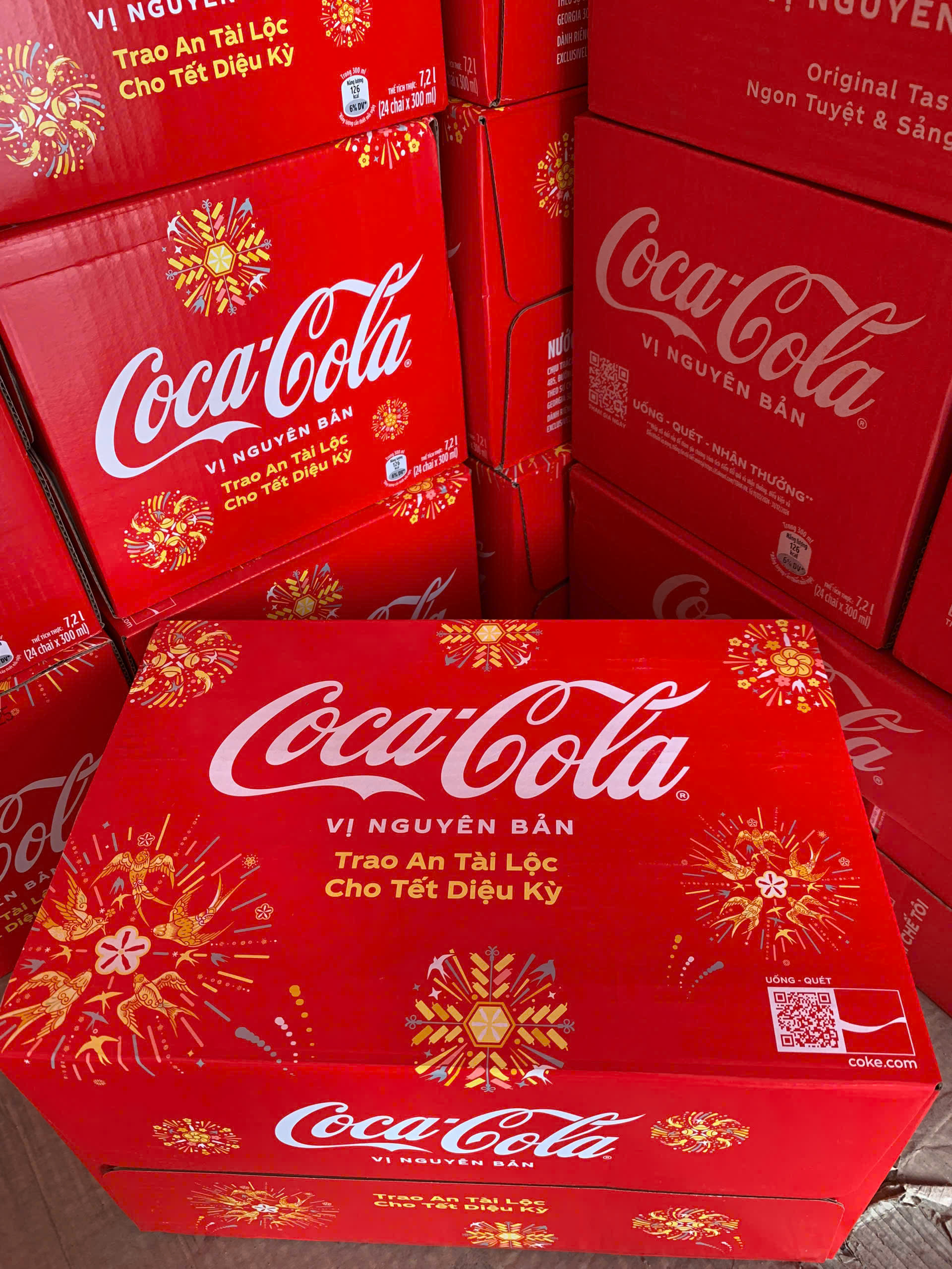 THÙNG 24 Chai Nước Ngọt Giải Khát Có Ga Coca-Cola 300ml/Chai ( BAO BÌ XUÂN 2025 DATE XA)