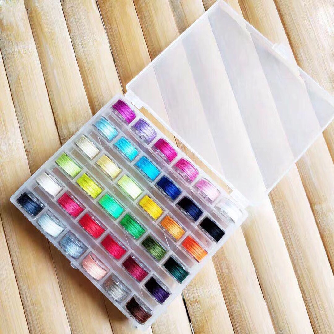 Hộp đựng suốt chỉ bao gồm 1 hộp suốt 25 ngăn 25 con suốt kèm chỉ