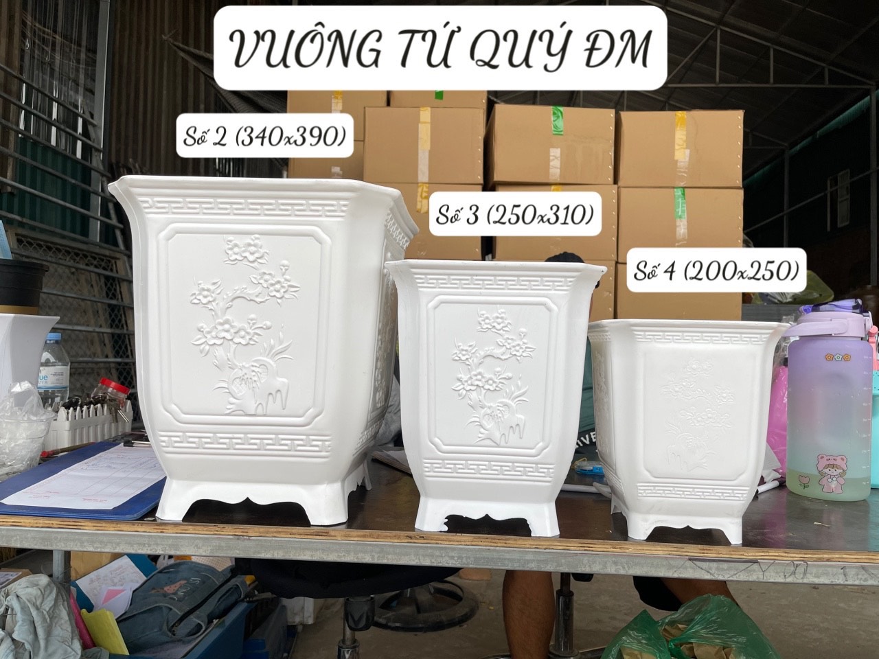 Chậu nhựa giả sứ Vuông Tứ Quý chân cao in họa tiết 3D nổi siêu đẹp_Chậu trồng hoa hồng, cây ăn quả