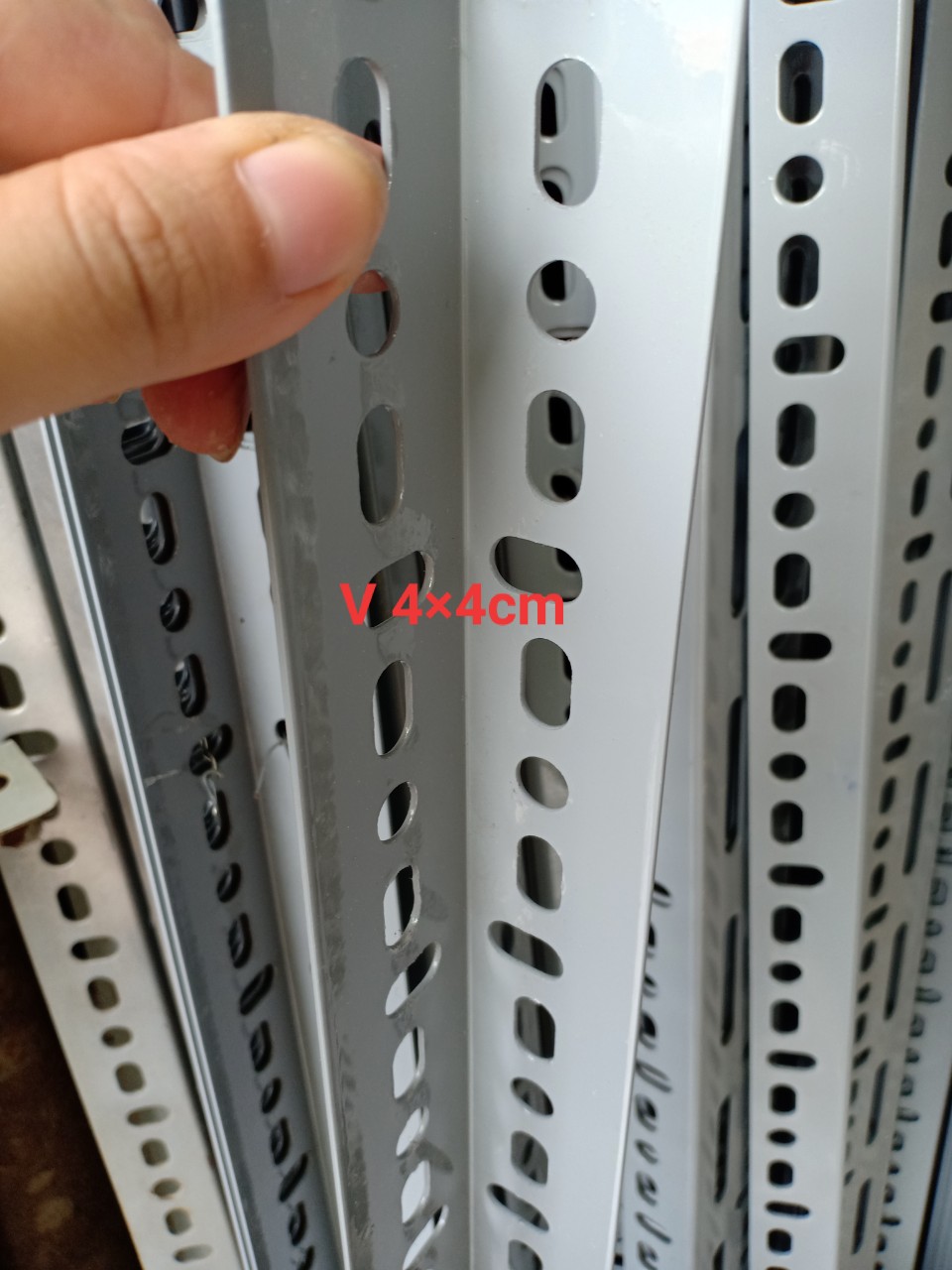 4 cây sắt v lỗ (4*4cm) dài 1m