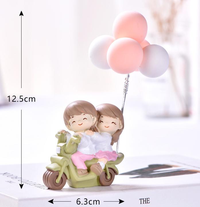 Tượng Cặp đôi ngồi xe moto và bóng bay trang trí tiểu cảnh, terrarium, chậu cây cảnh, sen đá, xương rồng, bánh kem, để bàn, quà tặng