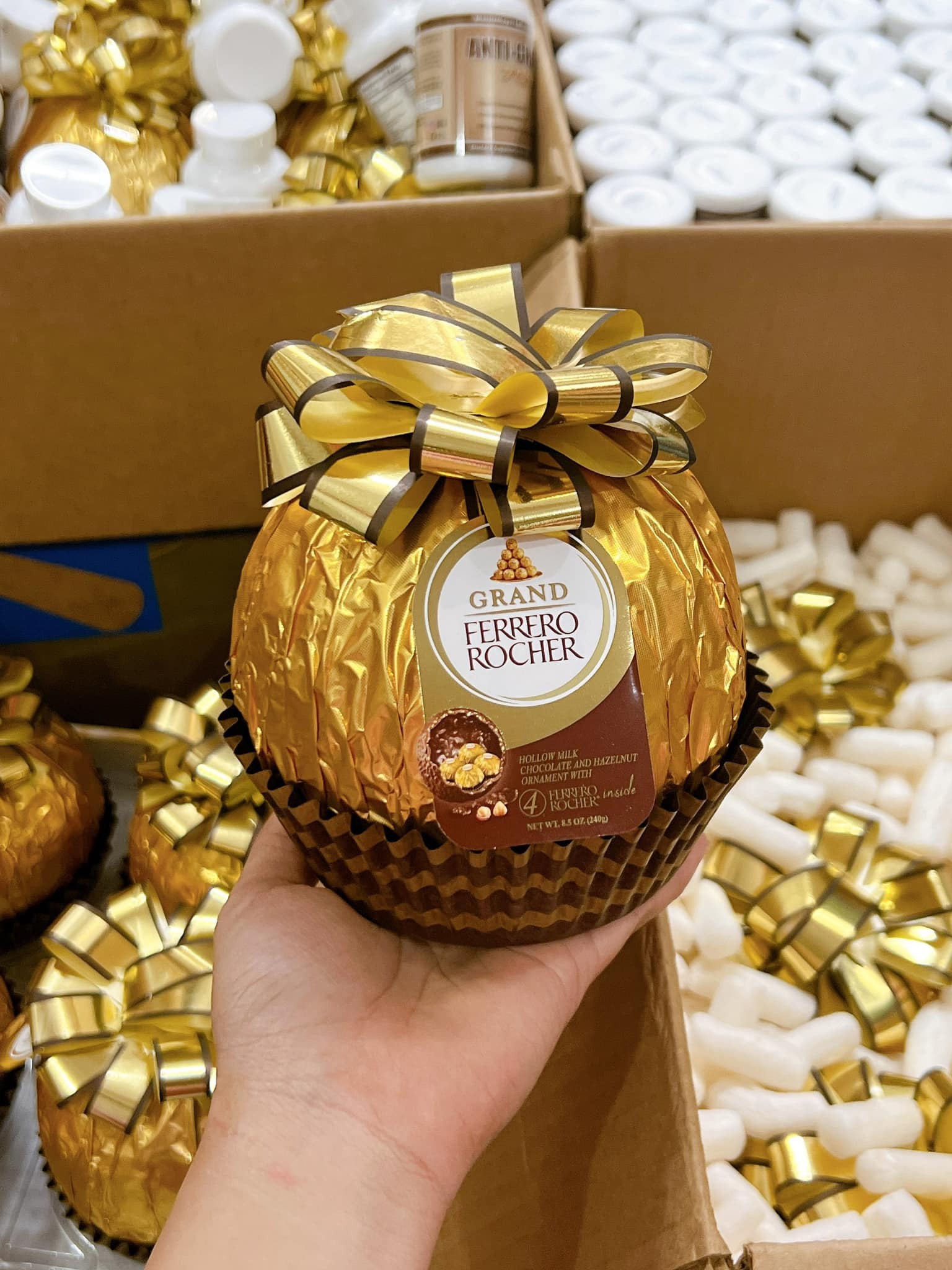 Socola Ferrero Rocher quả cầu cột nơ vàng 240gr có 4 viên bên trong nhập Mỹ