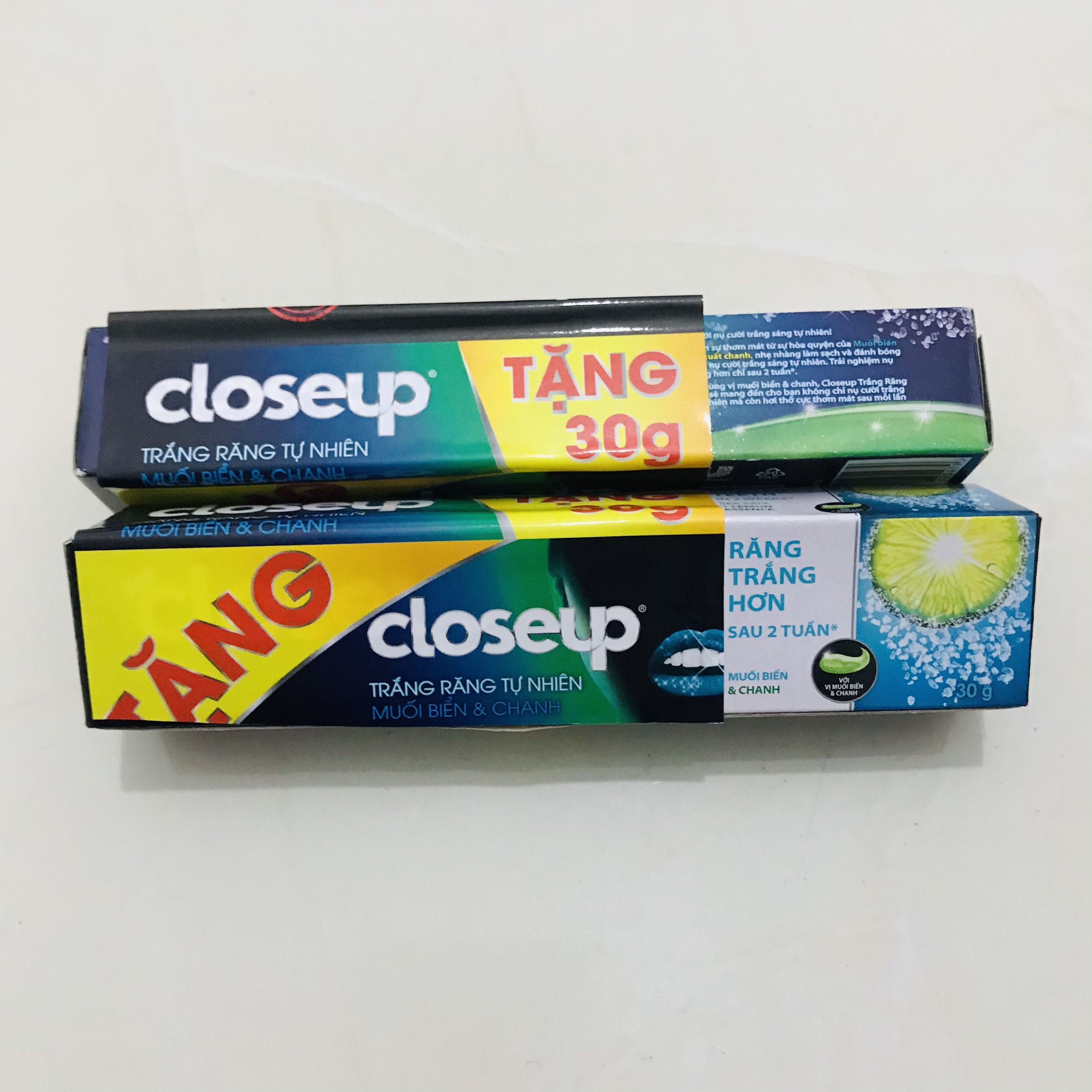 Combo 2 tuýp kem đánh răng Closeup muối biển và chanh 30gam/tuýp