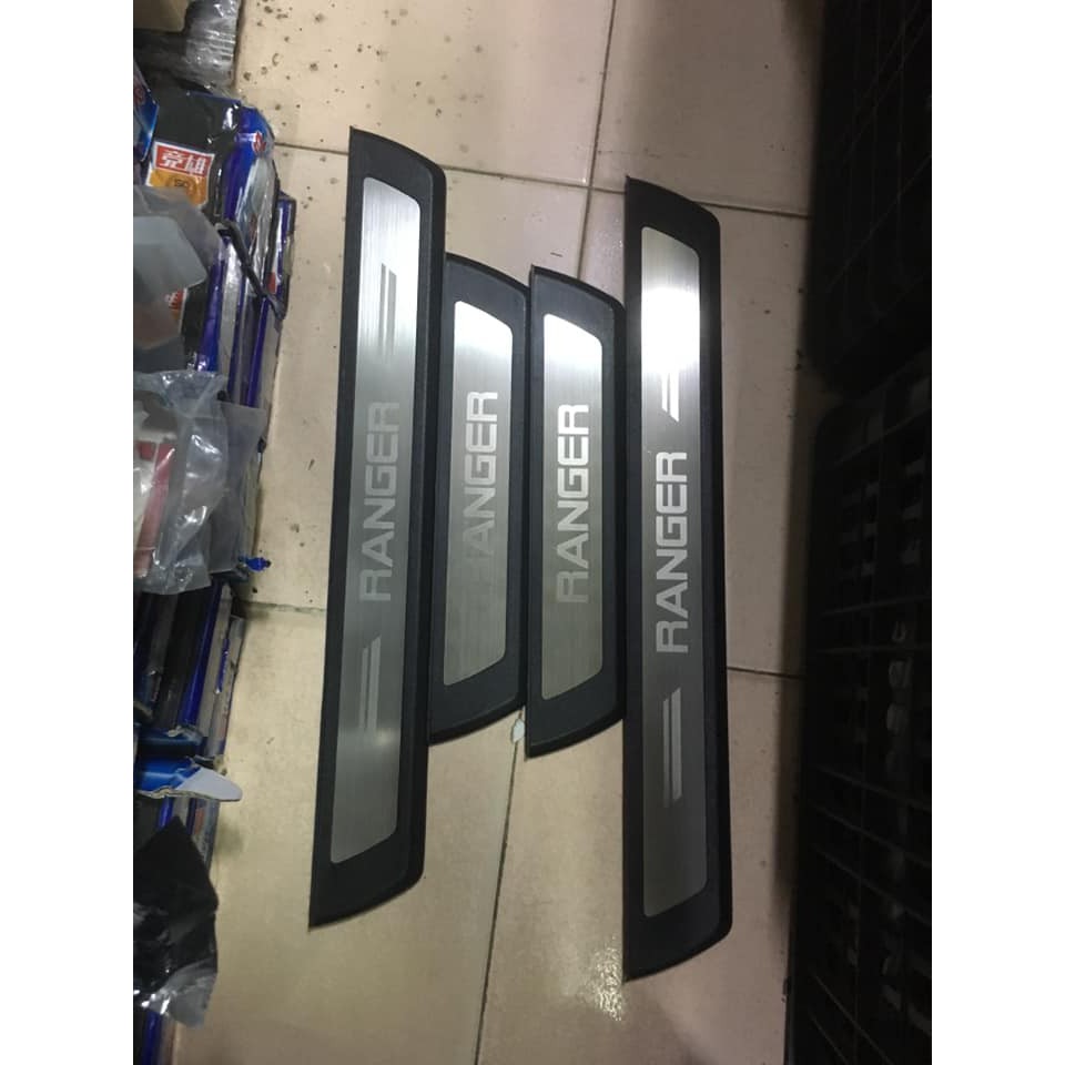 Ốp bậc chân ngoài nhựa đen xe ford ranger 2016 - 2019, 2020, 2021 2022 2023