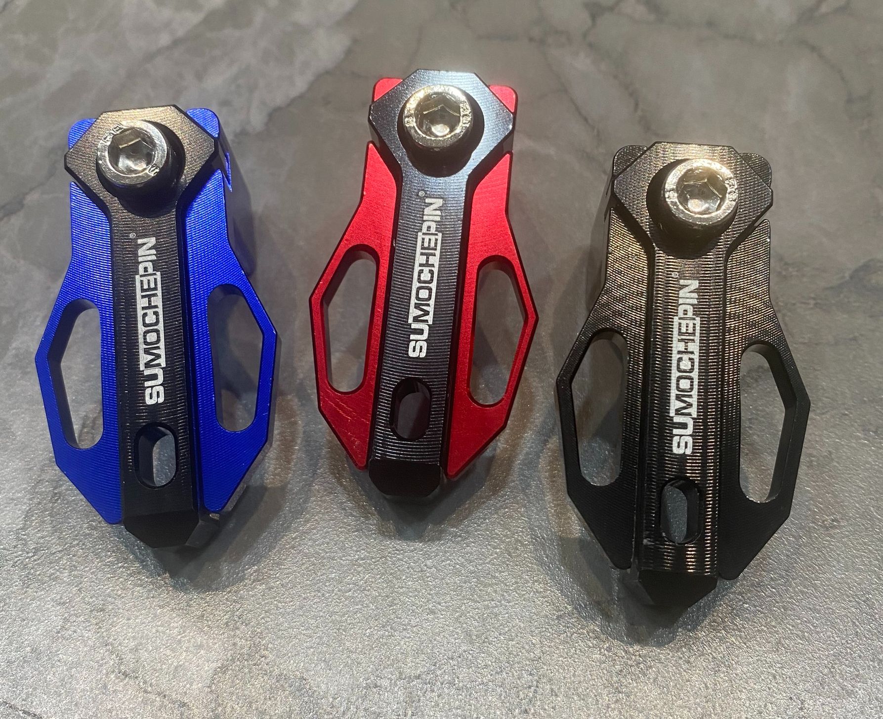 Moc treo xe may móc treo cho xe máy moto cnc m4