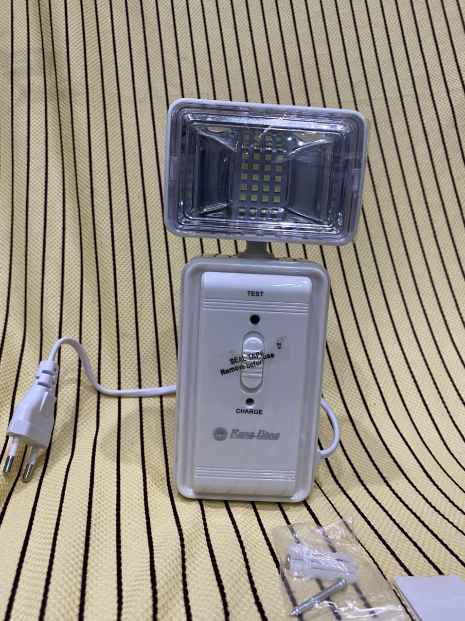 Đèn chiếu sáng khẩn cấp Rạng Đông kc05.3w. Khi mất điện đèn tự sáng, khi có điện đèn tự tắt.