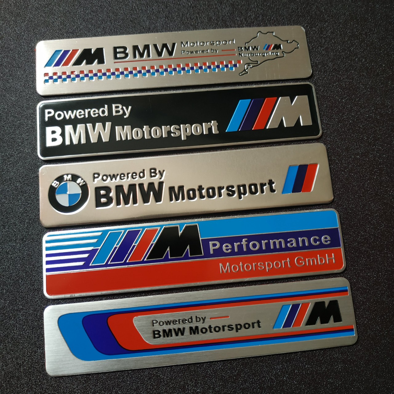 Tem nhôm dán xe BMW dài 12x2.6cm nhiều màu