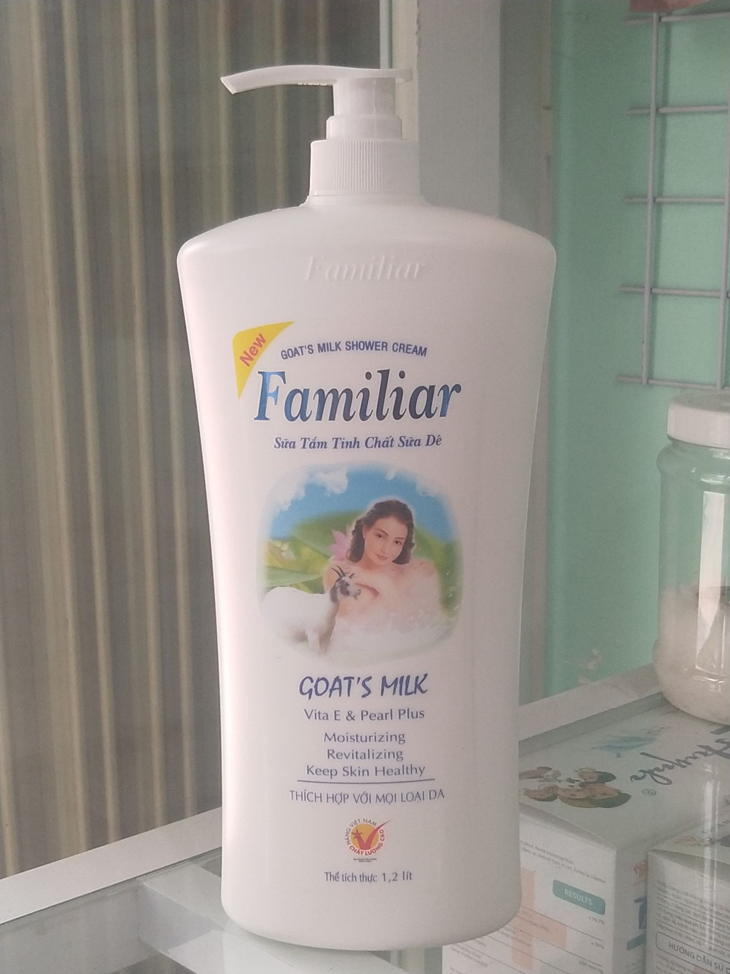 Sữa tắm Familiar 1200ml tinh chất sữa dê