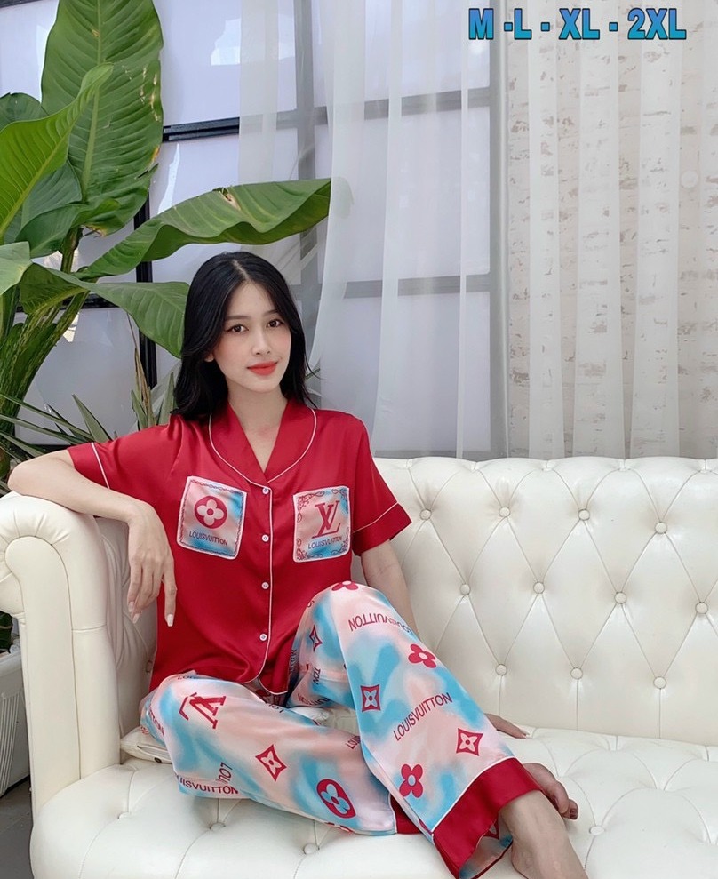 Bộ pijama lụa satin phối túi , size m-l-xl-2xl''38kg-74kg'' tay ngắn , quần có túi sâu .