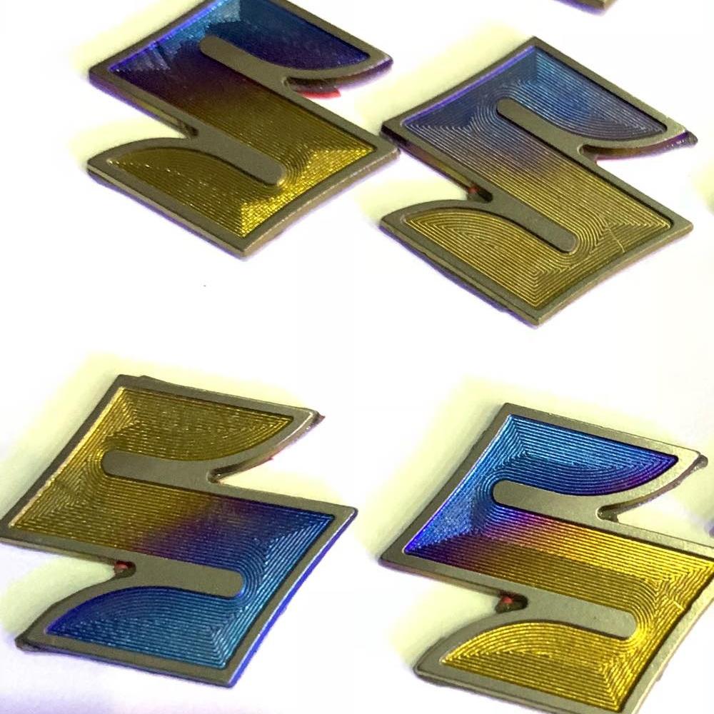 Logo Titanium Suzuki ( giá 1 cái ) thông dụng các dòng xe Suzuki dán ngay ốp đầu trước xe Satria, Raider