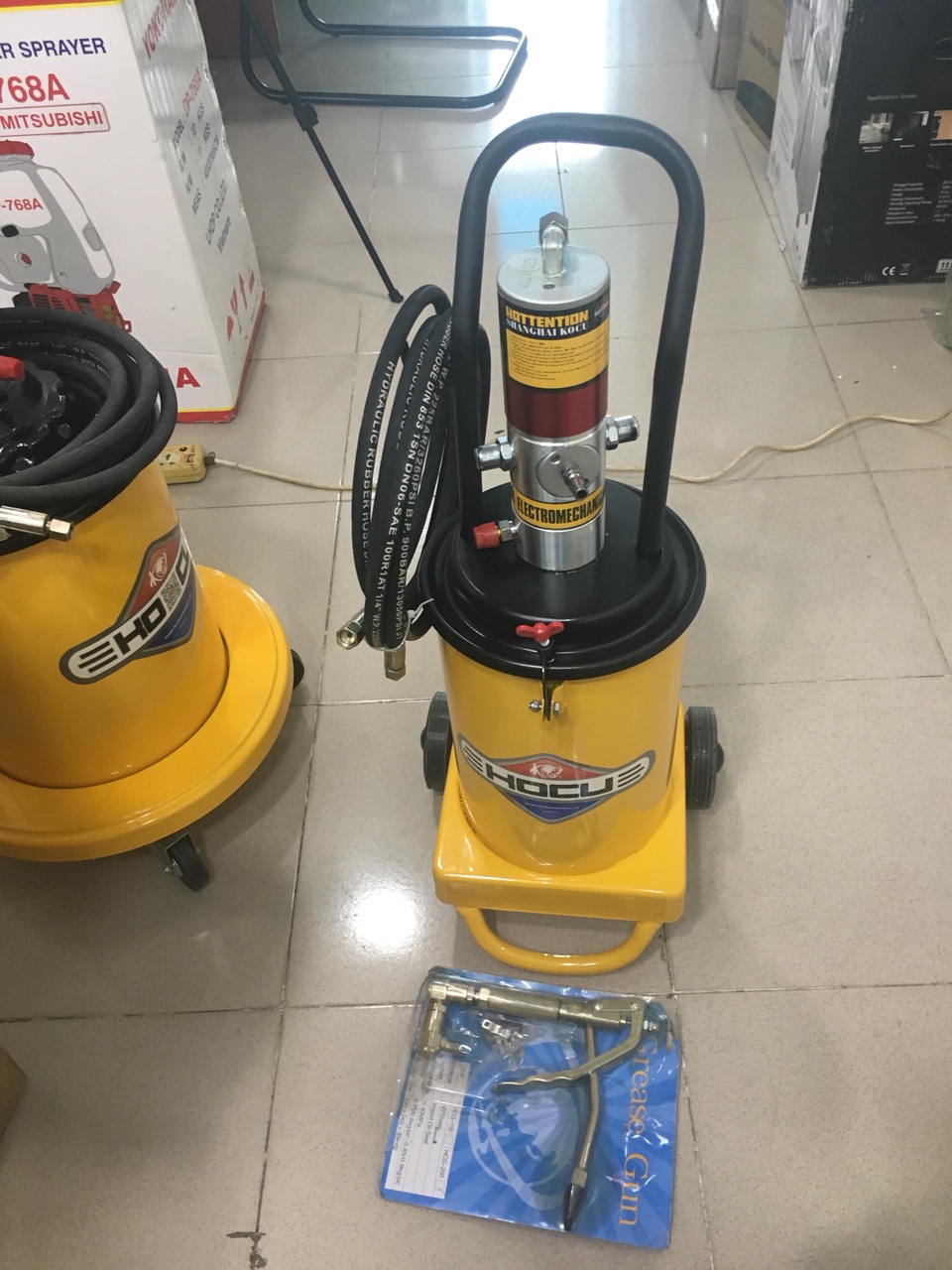 Máy bơm mỡ bằng khí nén 12 lít kocu GZ-8