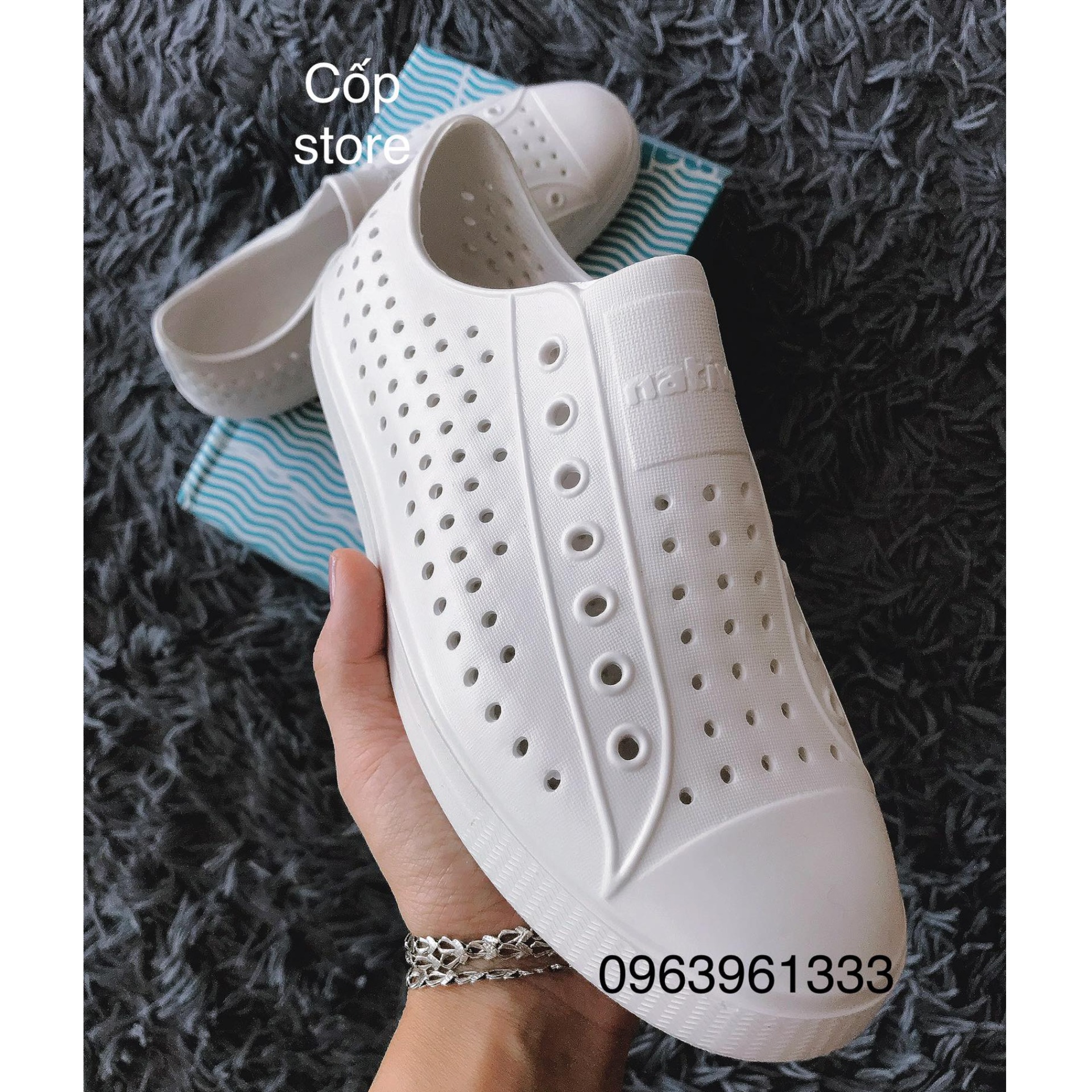 Giày Nhựa Native Jefferson - Chất Nhựa E.V.A Siêu Nhẹ, Không Thấm Nước - Màu Trắng