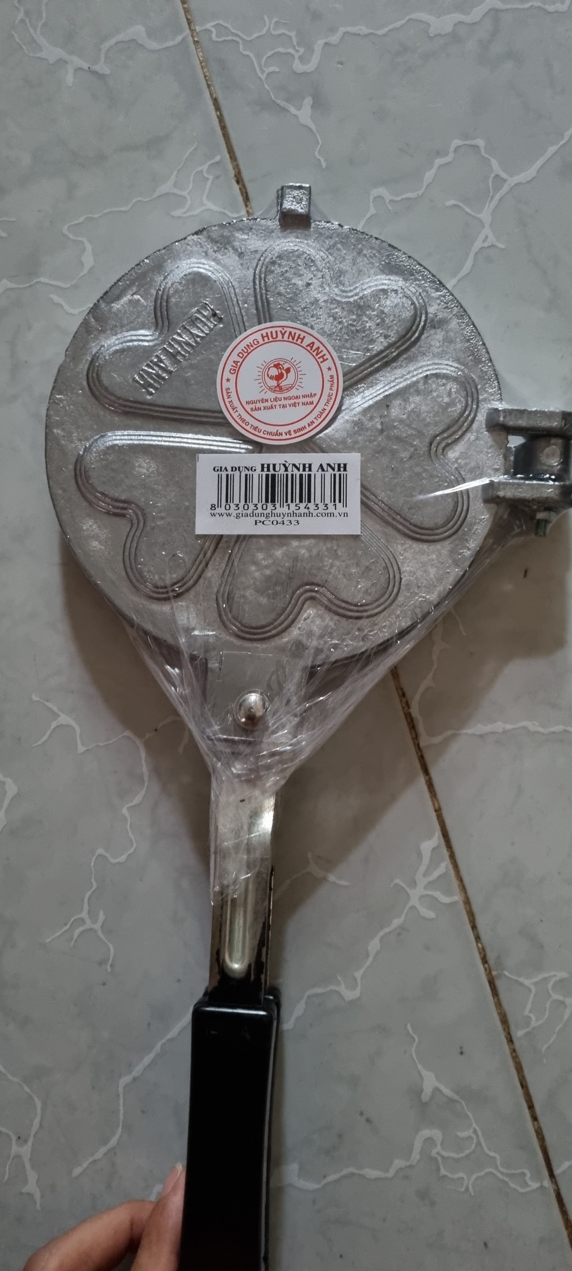 Khuôn nướng bánh kẹp tàn ong bằng gang -Chất liệu gang.Đường kính khuôn: 14.5cmChiều dài cán: 22cmTrọng lượng sản phẩm: 700gramXuất xứ: Việt Nam.