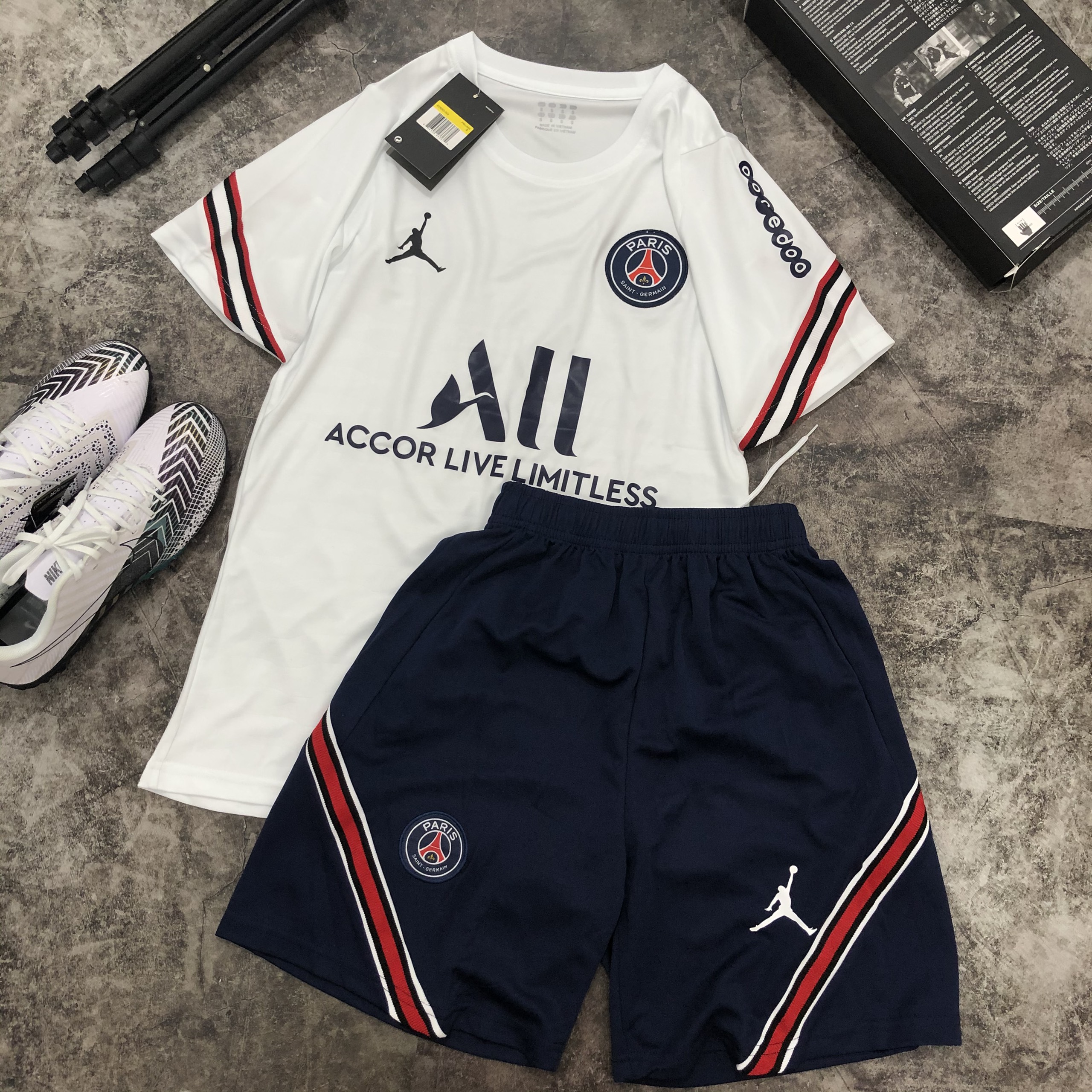 BỘ QUẦN ÁO ĐÁ BANH CLB PSG/PARI MÀU TRẮNG HÀNG CAO CẤP MẪU MỚI NHẤT MÙA 21/22