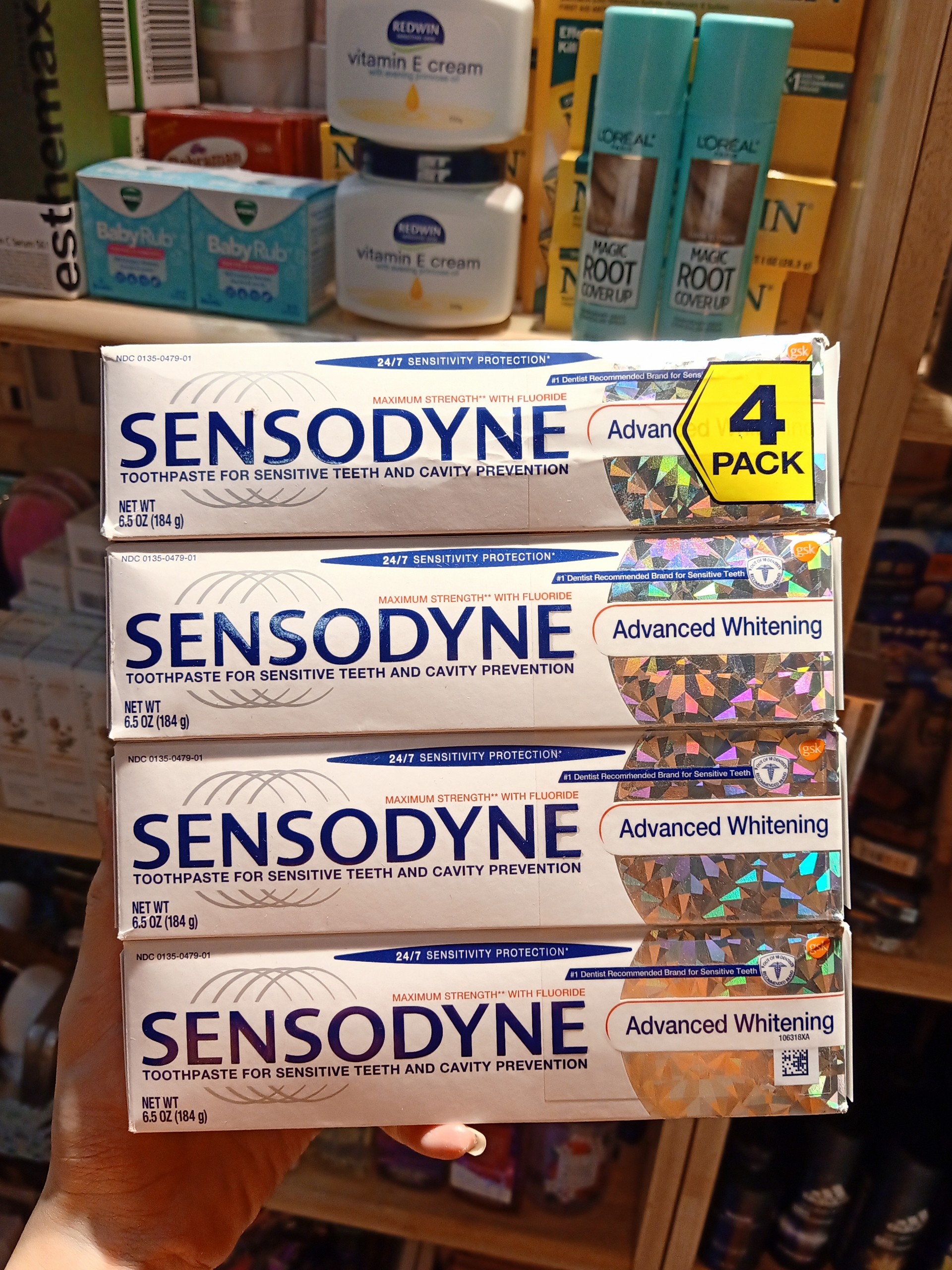 Lốc 4 kem đánh răng cho răng nhạy cảm Sensodyne Extra Whitening 184g x4