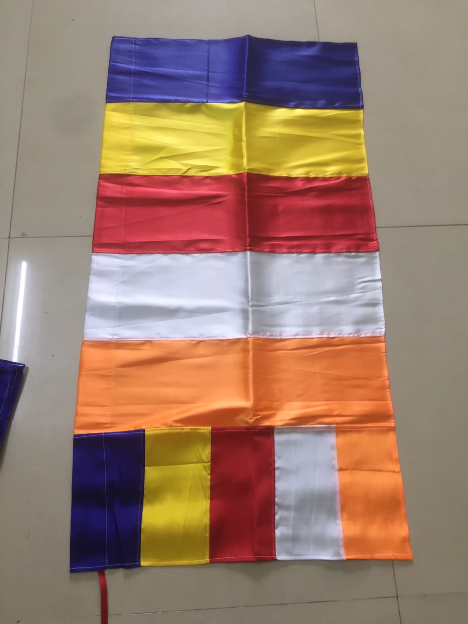 Cờ Phật Giáo Kích thước 0,5x1m cán dọc chất liệu vải phi đảm bảo độ cao khi treo ngoài trời