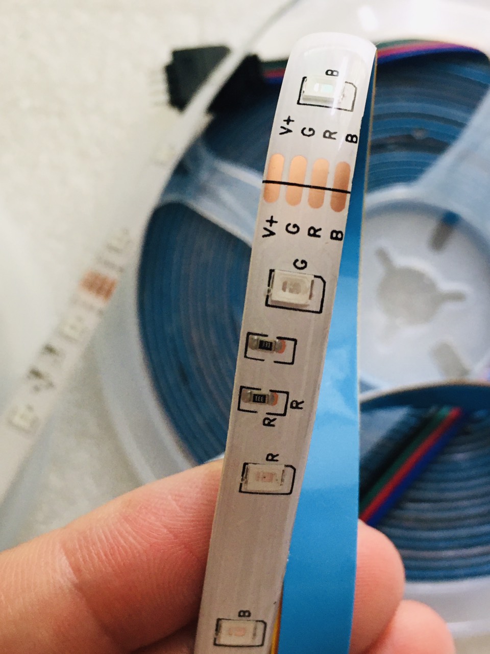 Cuộn Led dán 5m 2835 RGB 12V đổi màu