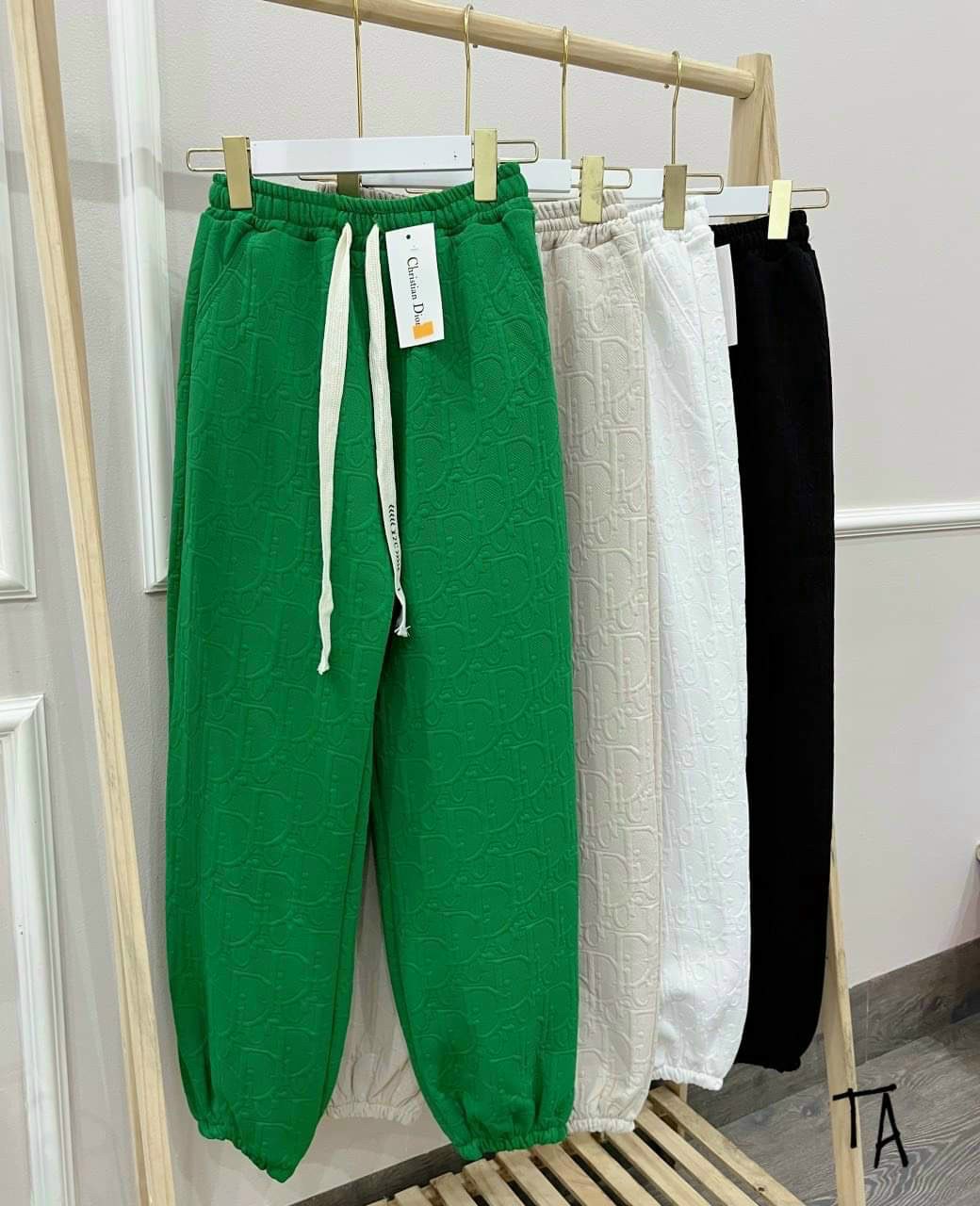 Quần jogger nữ ống rộng bo gấu vải xốp rập chữ nổi cạp chun Sinsova