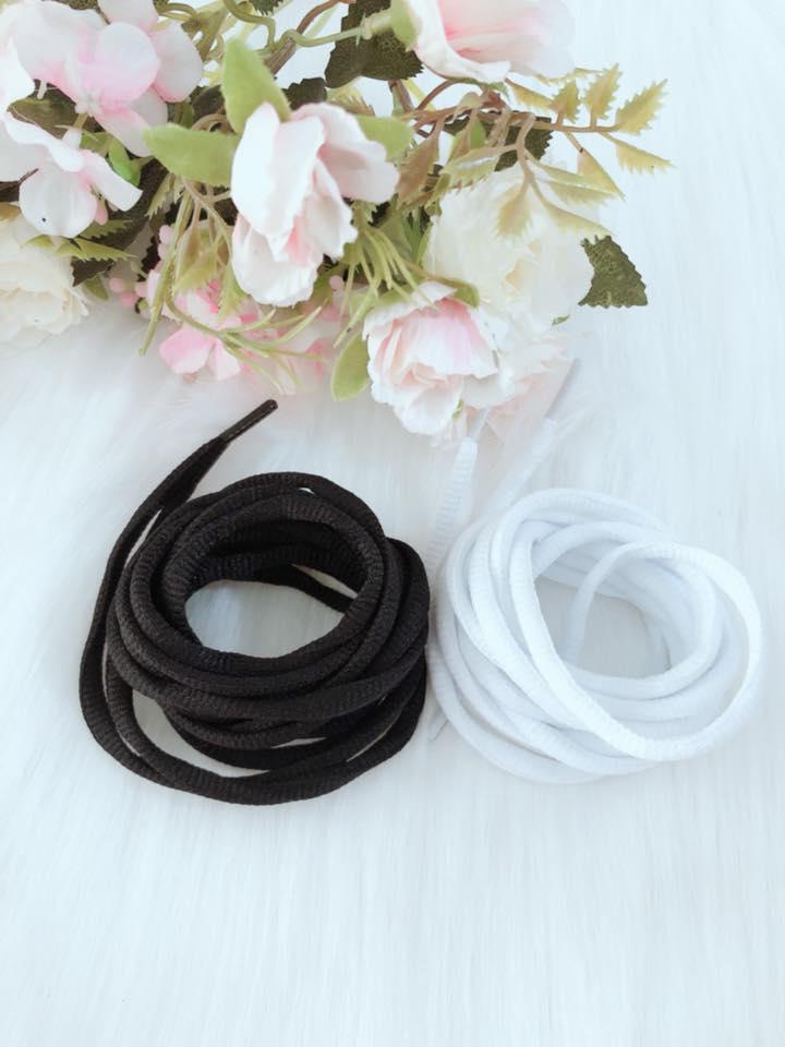 Set 2 cặp dây buộc giày sợi tròn, màu trắng và đen.