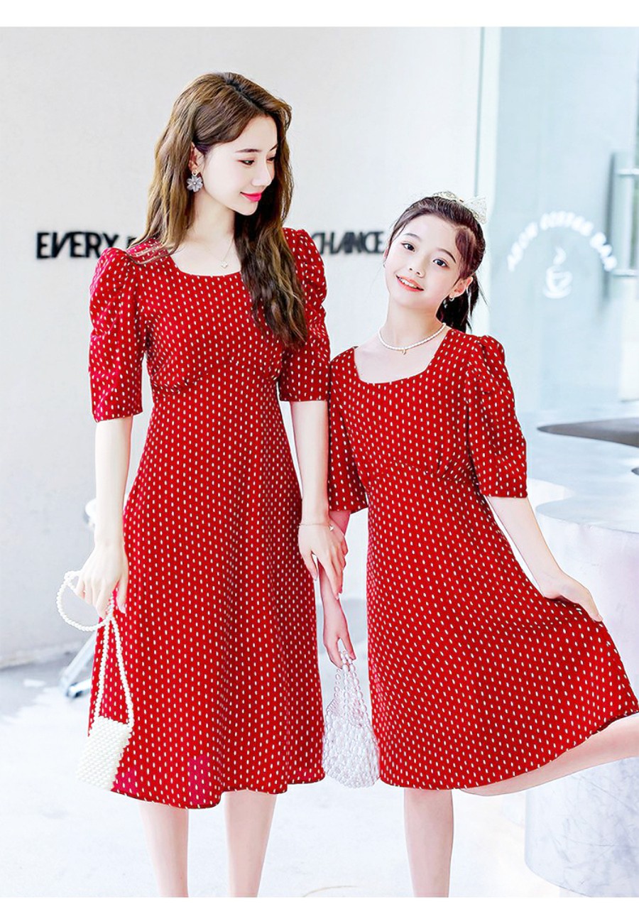 Váy đôi mẹ và bé gái tay lỡ họa tiết chấm bi đỏ