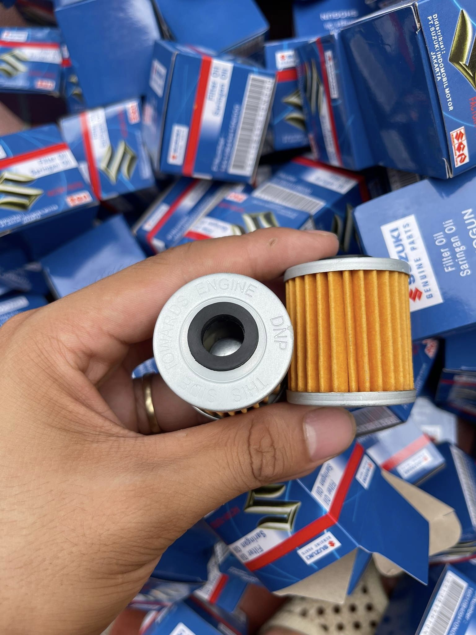 Lọc nhớt Suzuki Lọc dầu Suzuki chính hãng xuất xứ Indonesia cho xe máy dòng Suzuki xe số, xe ga và phân khối lớn,...