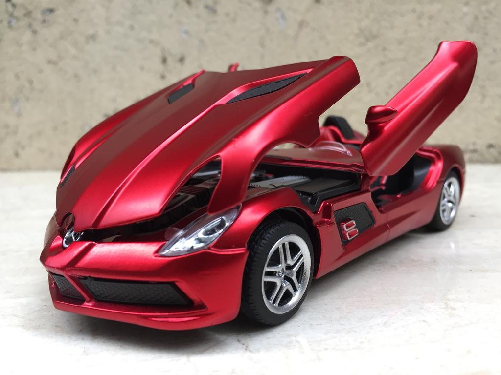 Mô hình xe ô tô Mercedes SLR Stirling Moss 1:32