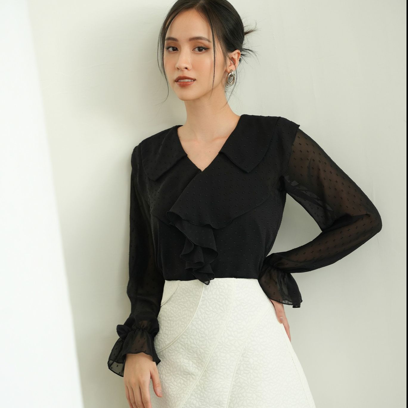 Olv - áo hillary ruffle top in black