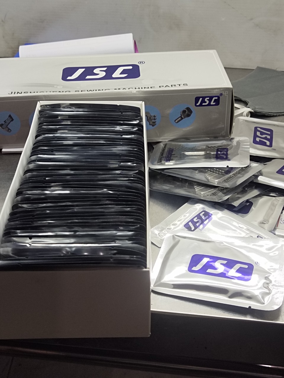 1 cái mặt nguyệt vắt sổ 4 chỉ F bờ lớn