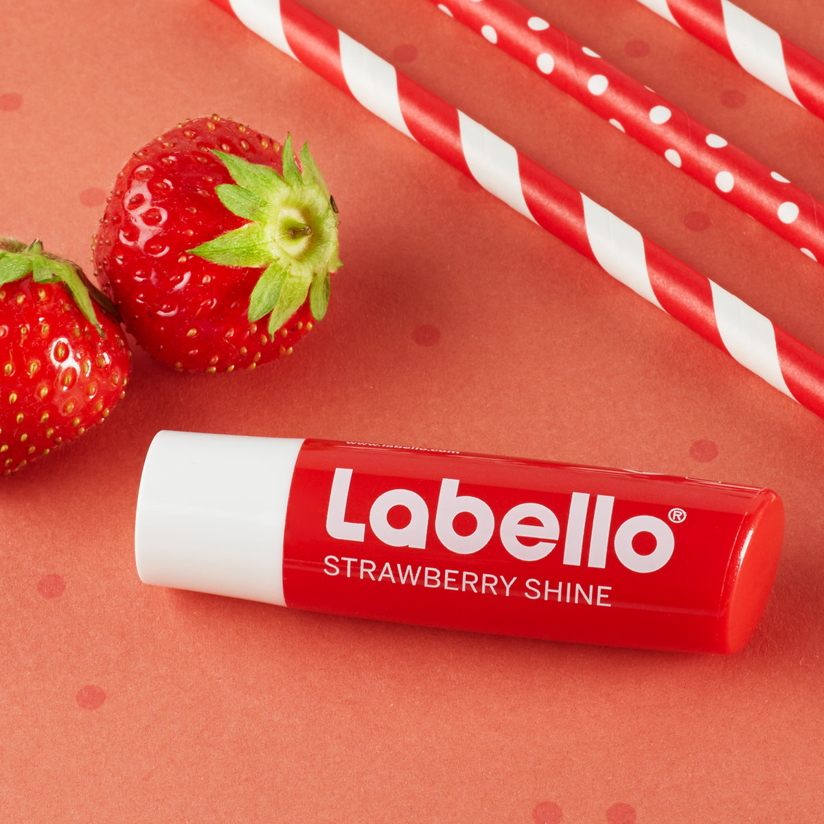 Son dưỡng Labello Strawberry Shine của Đức giá rẻ