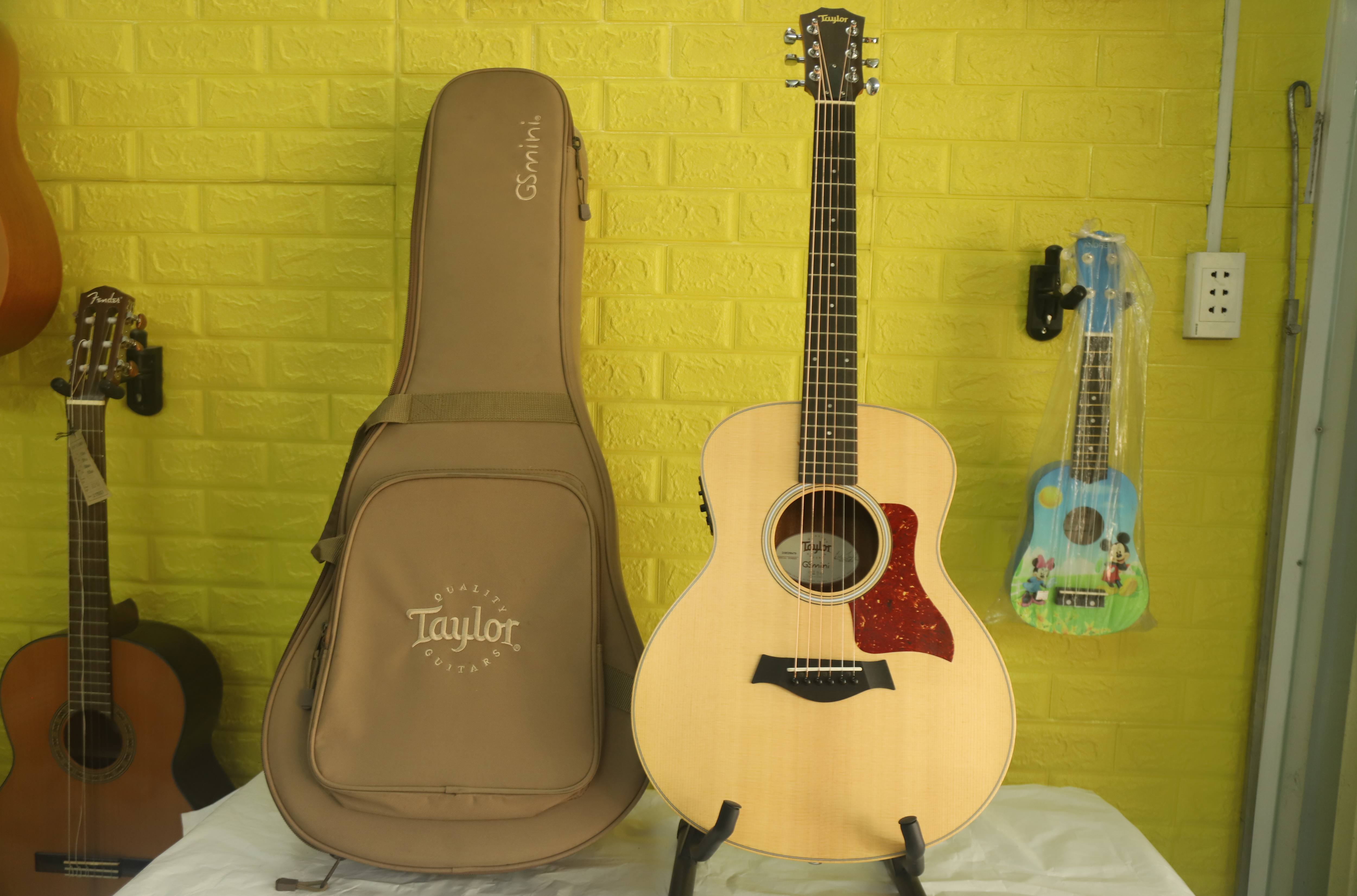 Taylor gs mini-e walnut – đàn guitar thùng điện grand symphony mini, mặt gỗ spruce solid, lưng hông walnut, hệ thống es-b, kèm túi gig bag