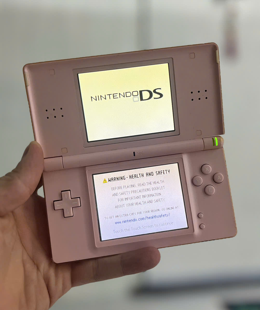 Máy game Nintendo Ds lite màu hồng thẻ R4 (150 game) kèm sạc tặng 1 băng gameboy Giá 1,500,000 Đồng*Miễn phí vận chuyển