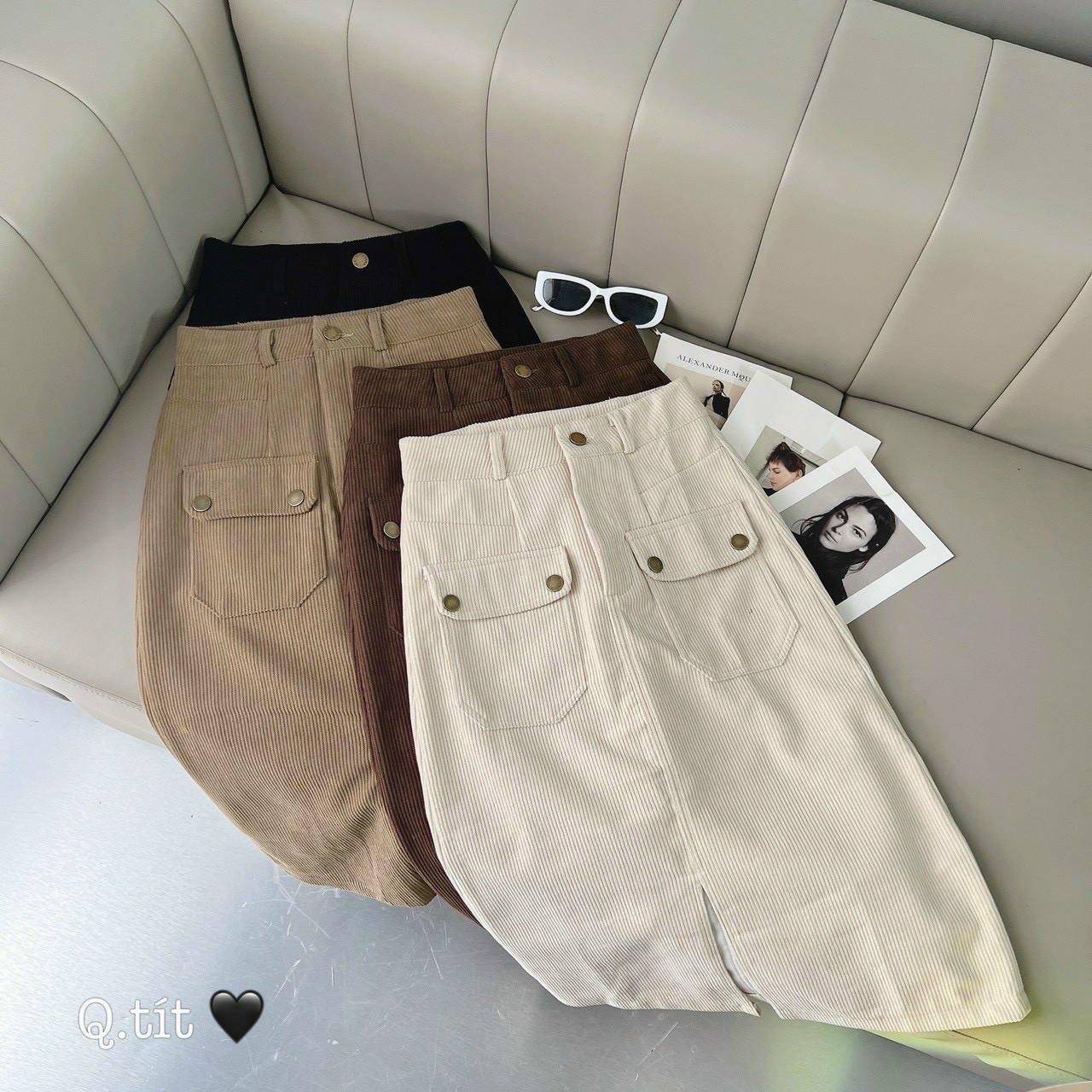 Chân váy chữ A nhung tăm dáng dài cạp cao xẻ trước phối khuy túi bốn màu Đen, Kem, Nâu, Nâu đậm mã 0001