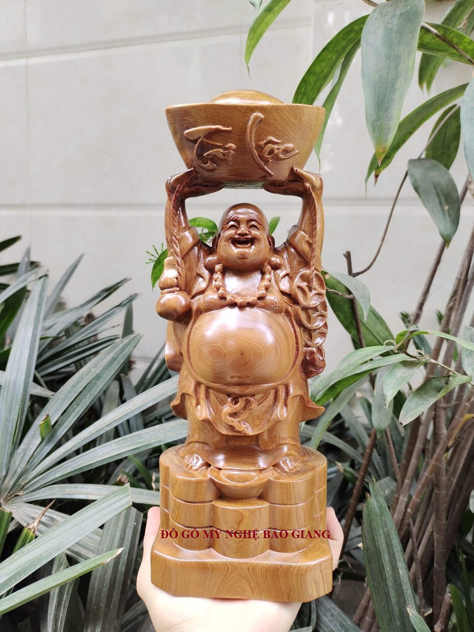 Tượng phật di lặc dâng vàng gỗ bách xanh cao 30 cm
