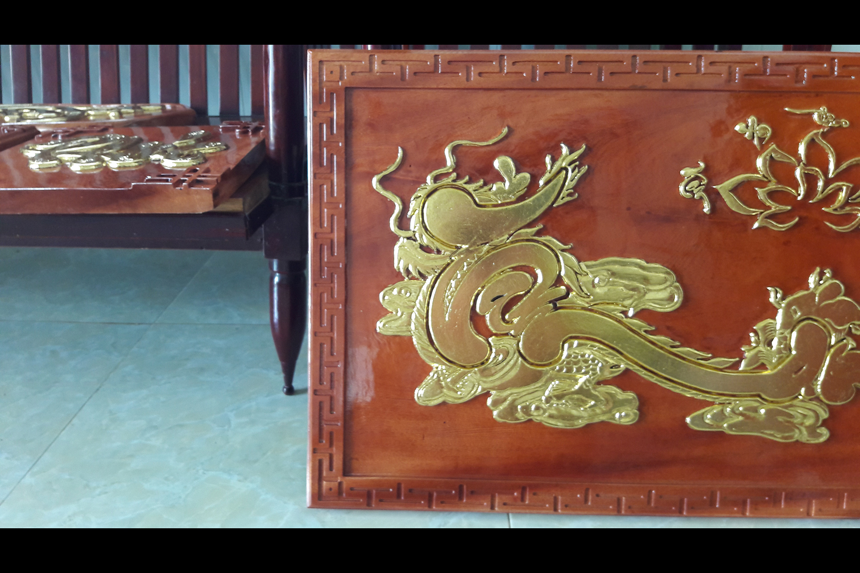 Tranh Khắc Gỗ Thư Pháp Chữ Tâm An Cá Chép Hóa Rồng KT 66x43x2.5