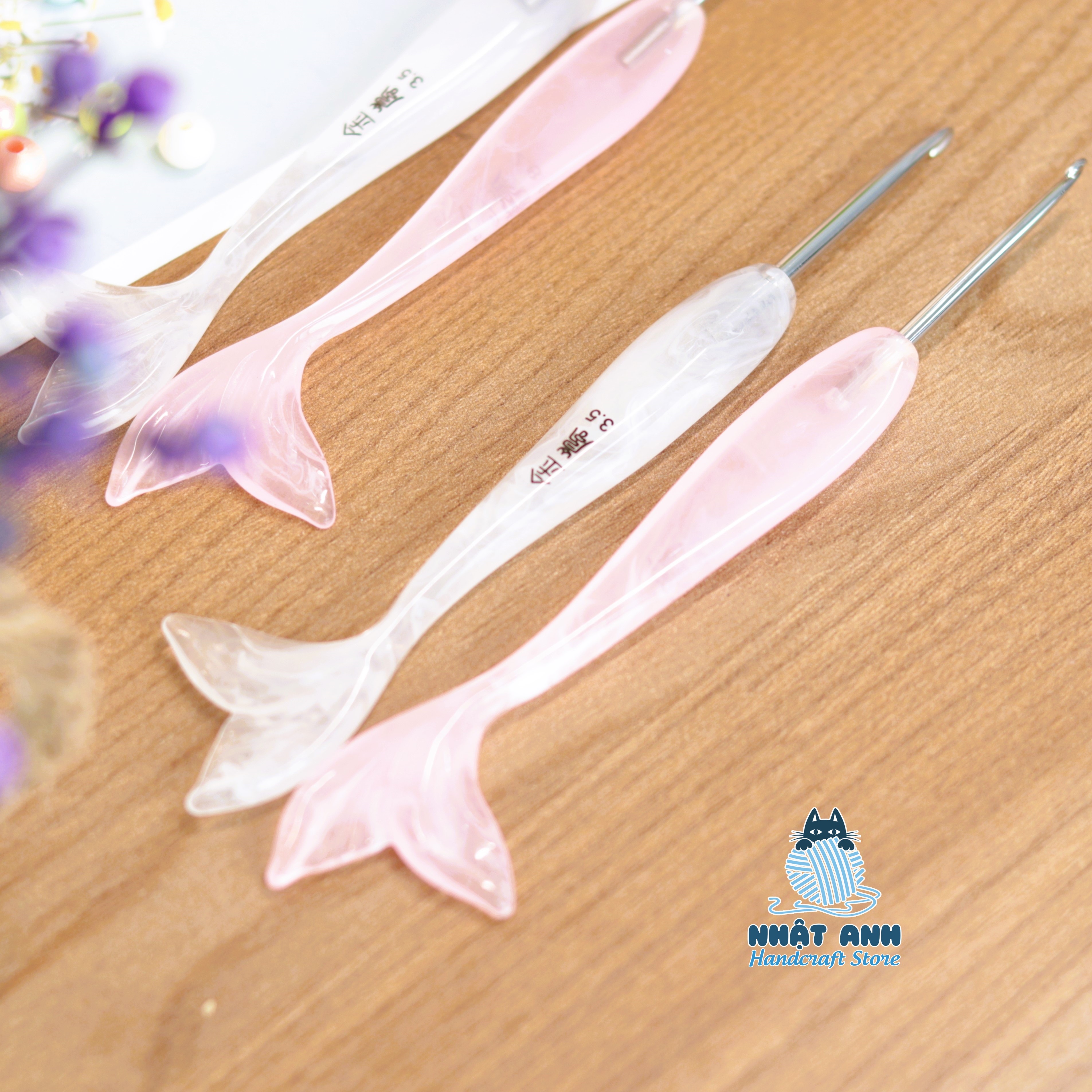 Kim móc len Jinlan đuôi cá cán nhựa màu hồng và trắng